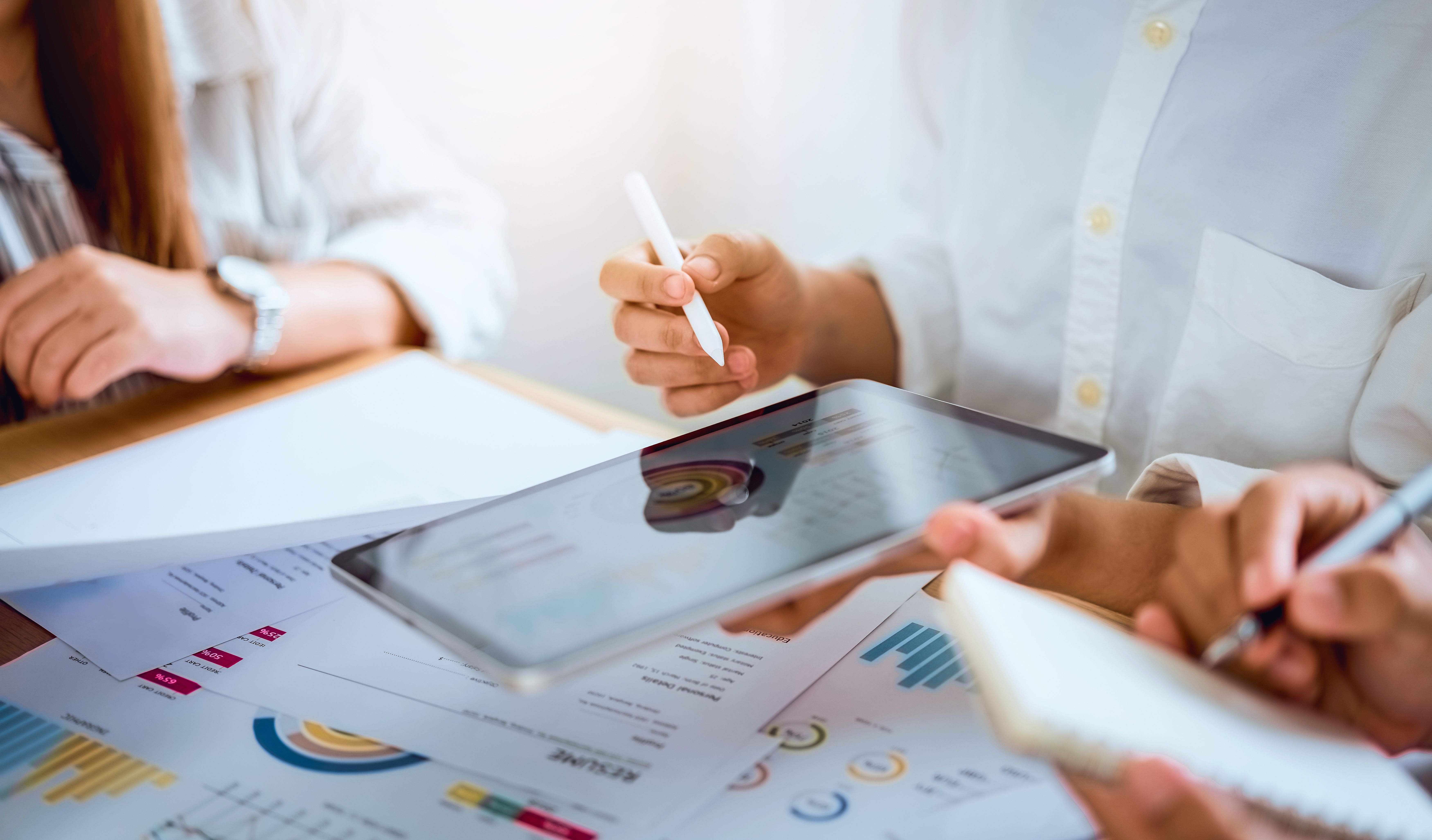 Ha arribat el moment de convidar tot el teu públic al backstage. Ha arribat el moment de fer alguna cosa comunicativament diferent | iStock