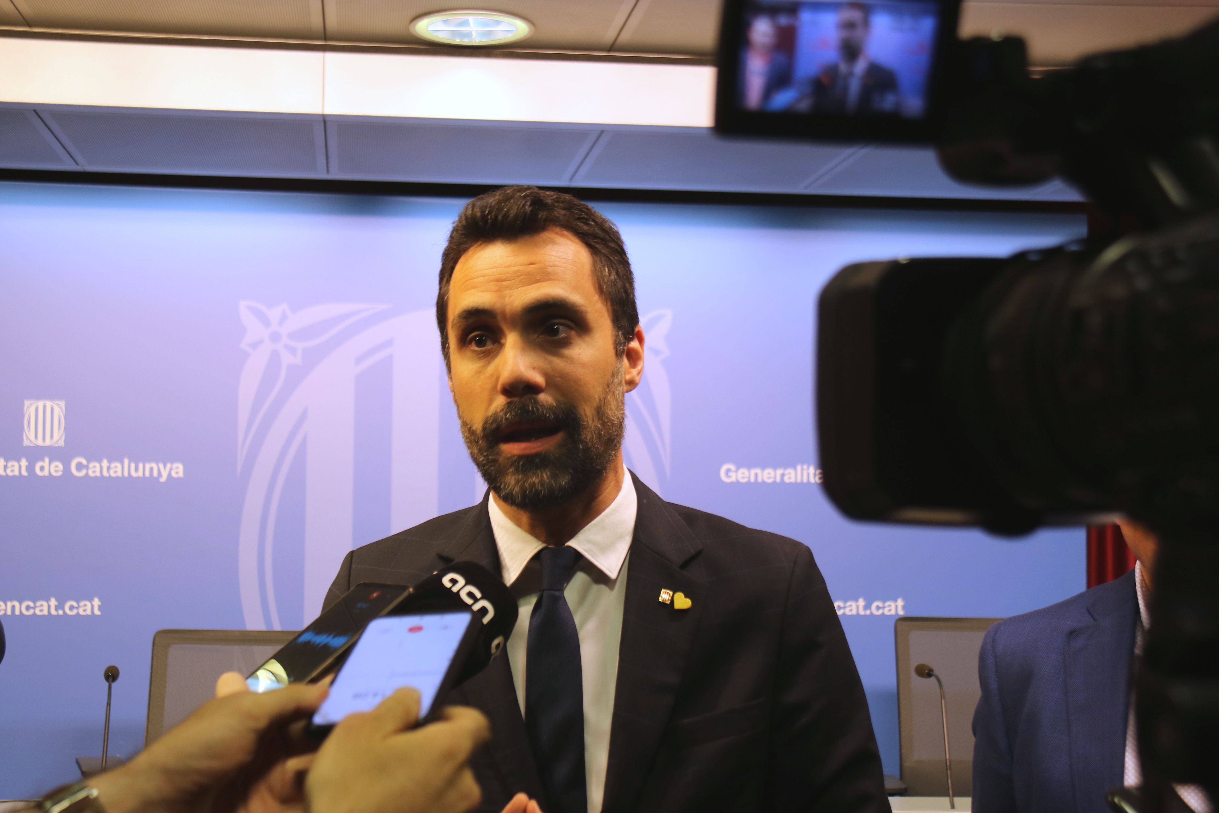 El conseller d'Empresa i Treball, Roger Torrent, en una atenció als mitjans |ACN