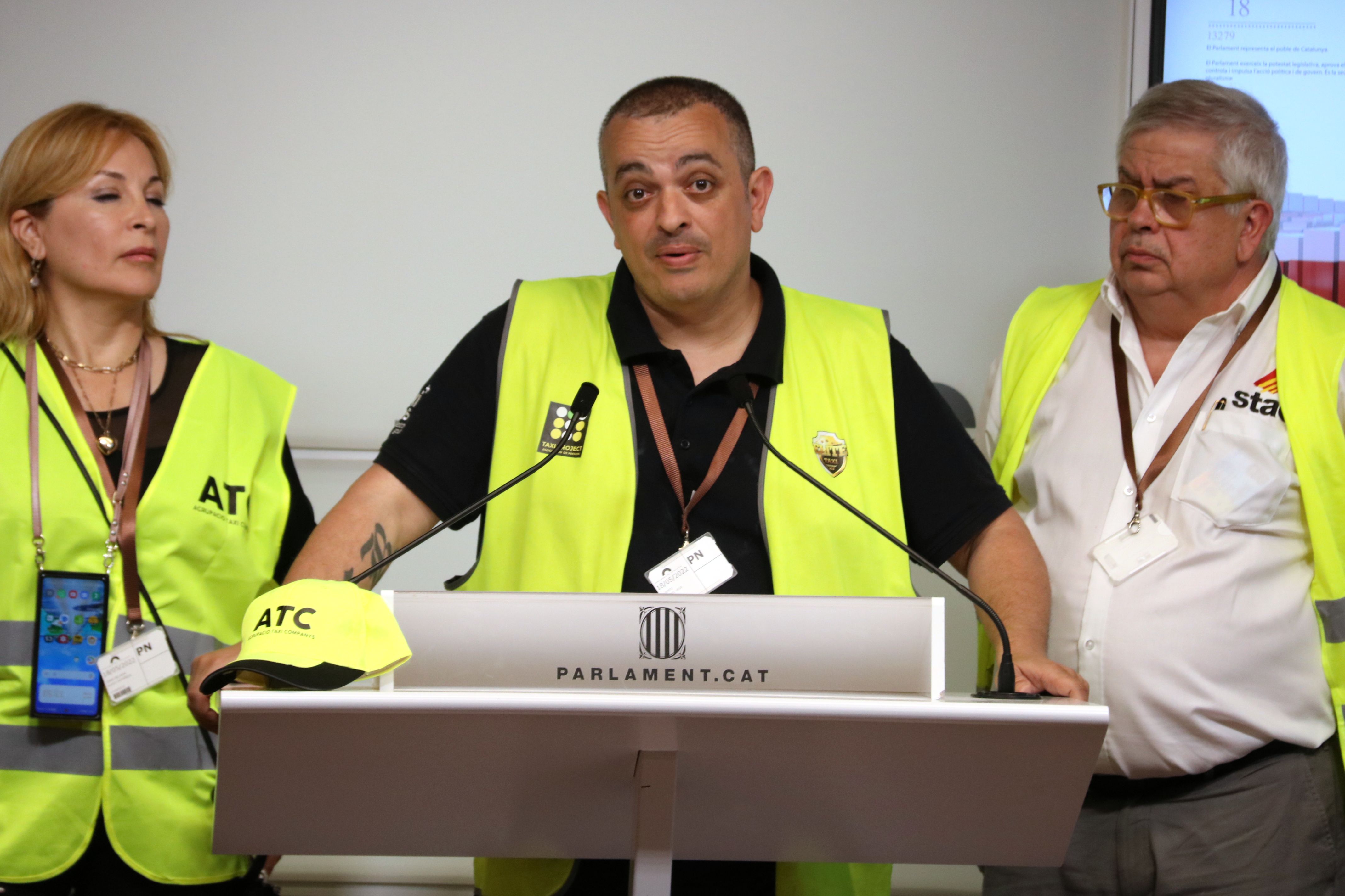 EL portaveu d'Élite Taxi, Tito Álvarez, amb altres representants del sector | ACN