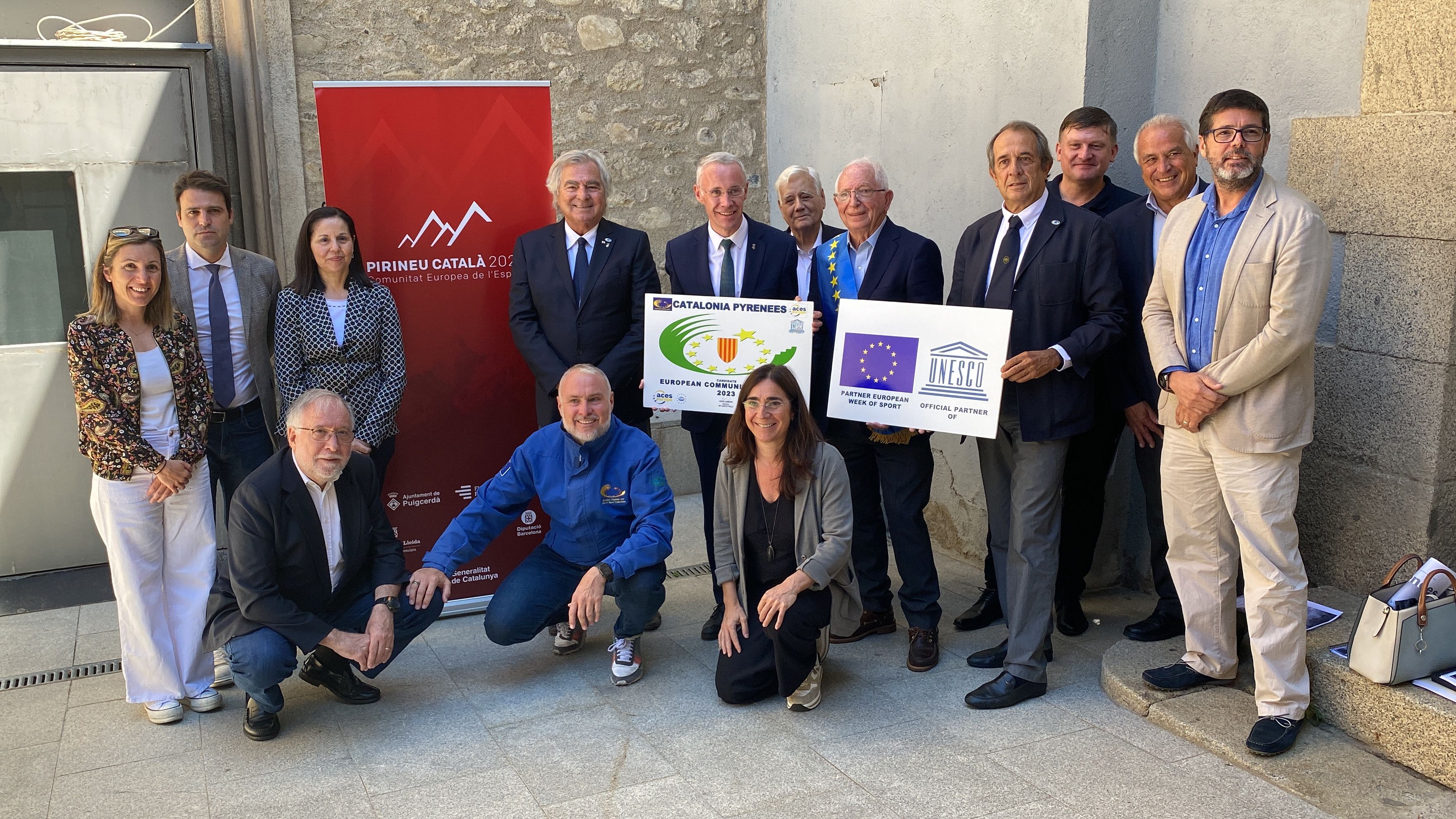 El presidente de ACES Europe, Gian Francesco, y el alcalde de Puigcerdà, Albert Piñeira, junto a otras personalidades que han defendido la candidatura  | ACN