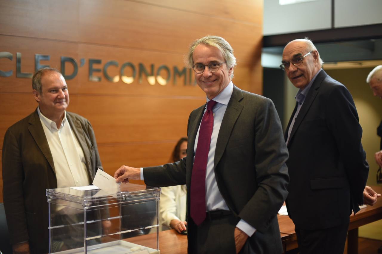  Xavier Faus, presidente del Cercle d'Economia, votando en las primeras elecciones con dos candidatos a la presidencia del Cercle | Cedida