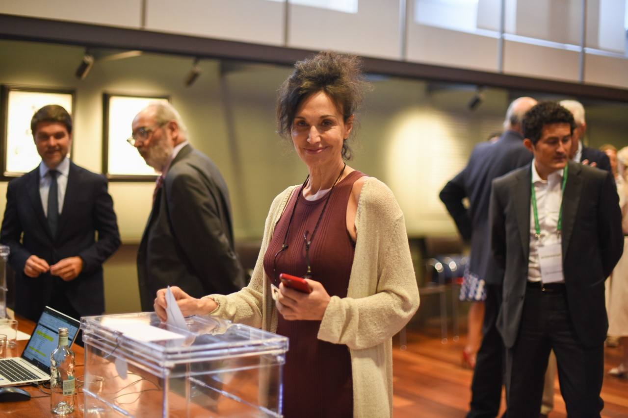 Rosa Cañadas exercint el vot a les eleccions a la presidència del Cercle d'Economia | Cedida