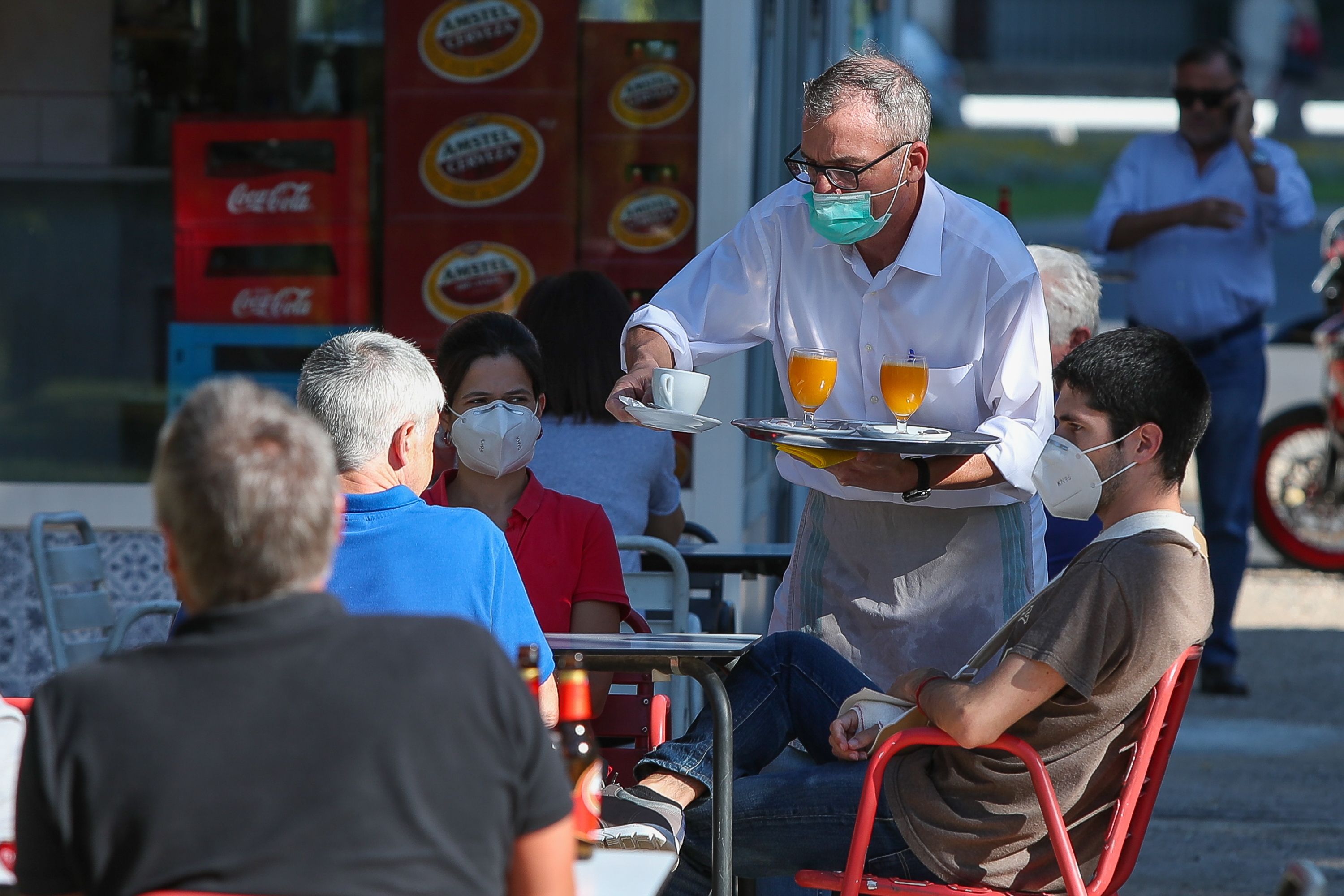 Un camarero atiende a los clientes de la terraza de un bar de Valencia. La imagen corresponde al 18 de mayo de 2020, cuando la Comunidad Valenciana pasó a la fase 1 de la desescalada | Iván Terrón / Europa Press