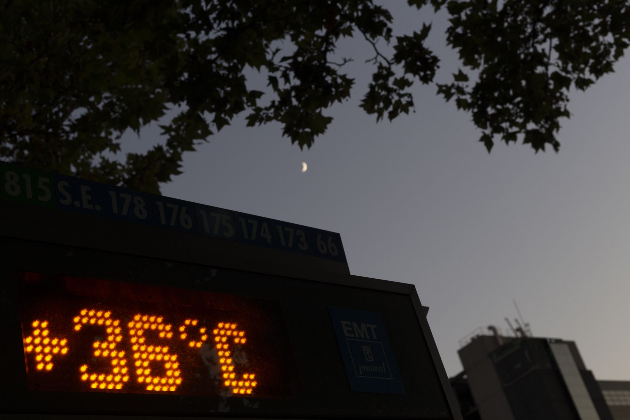 Termómetro en la calle que indica 36 grados de temperatura | iStock