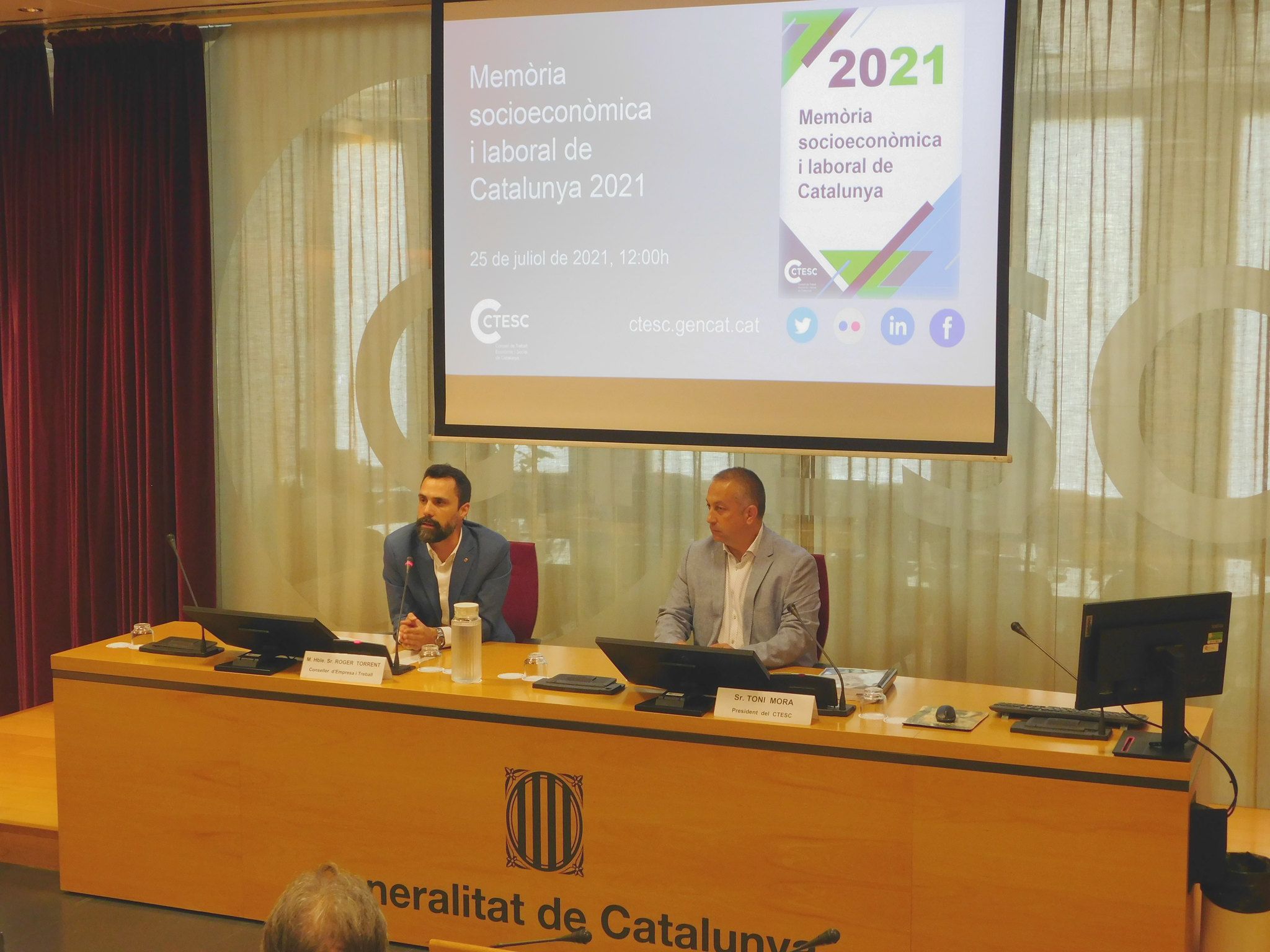 El conseller d'Empresa i Treball, Roger Torrent, i el president del CTESC, Toni Mora, durant la presentació de la memòria socioeconòmica de l'entitat | Cedida