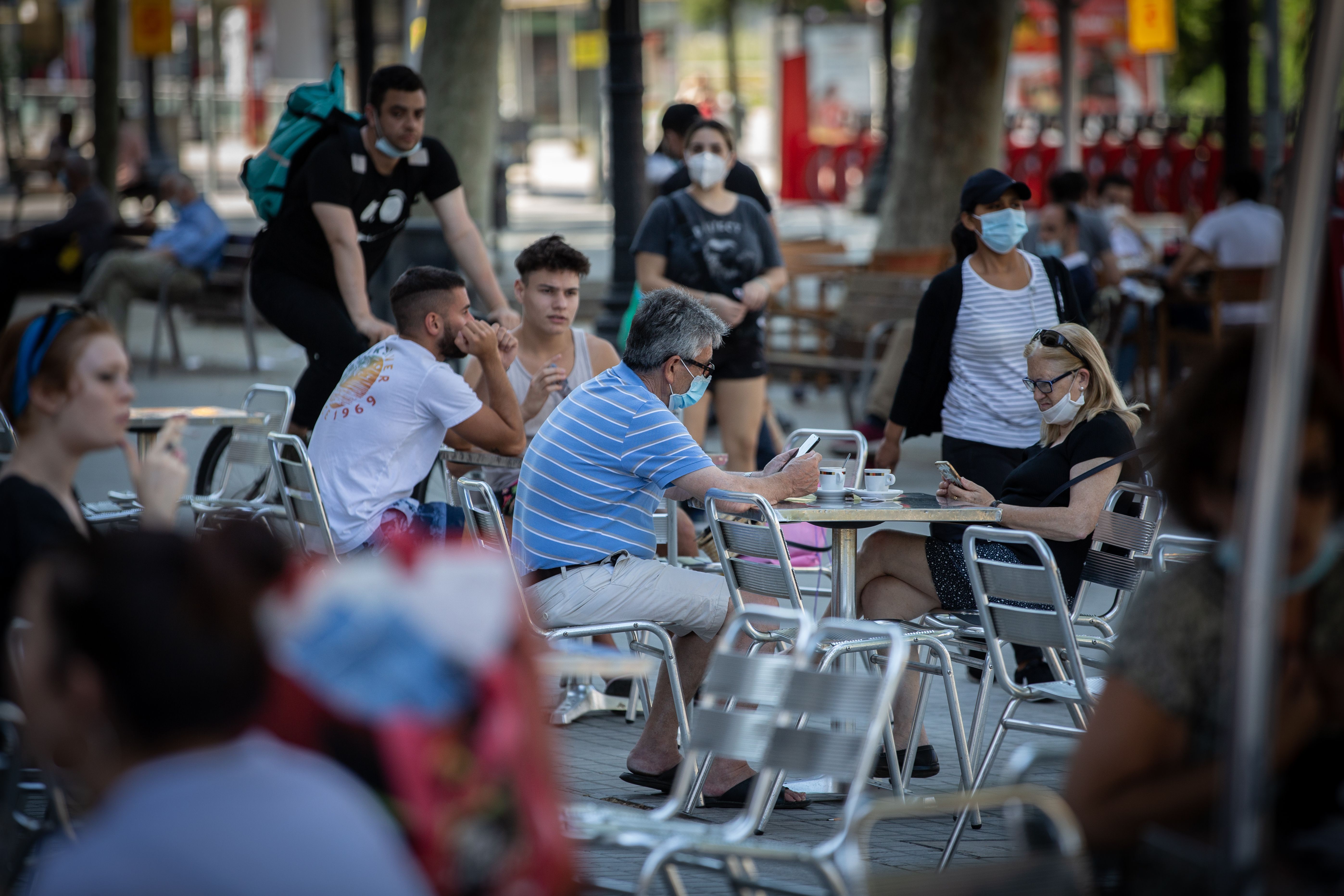 Terrassa a la via pública en un carrer de Barcelona | David Zorrakino | Europa Press