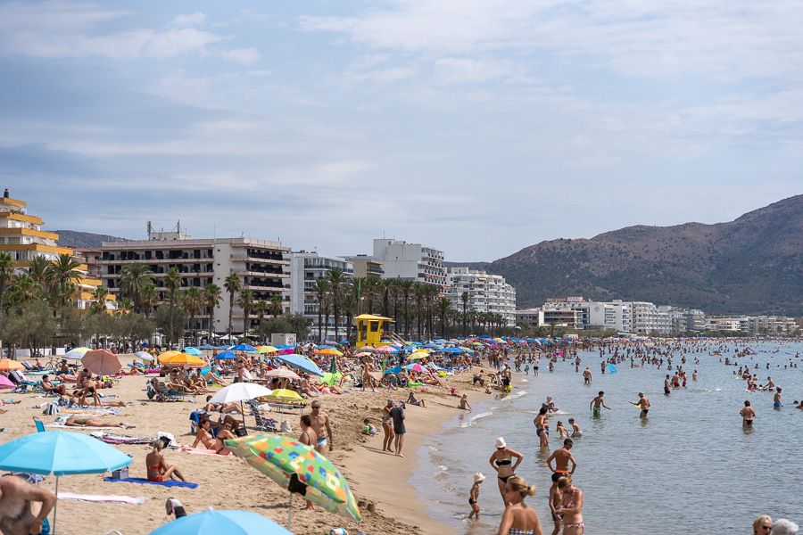 Una platja de la Costa Brava aquest estiu | Carolina Santos