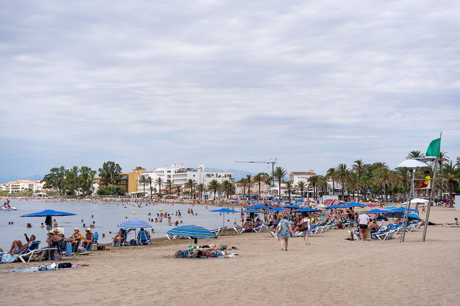 Una playa de la Costa Brava en julio| Carolina Santos