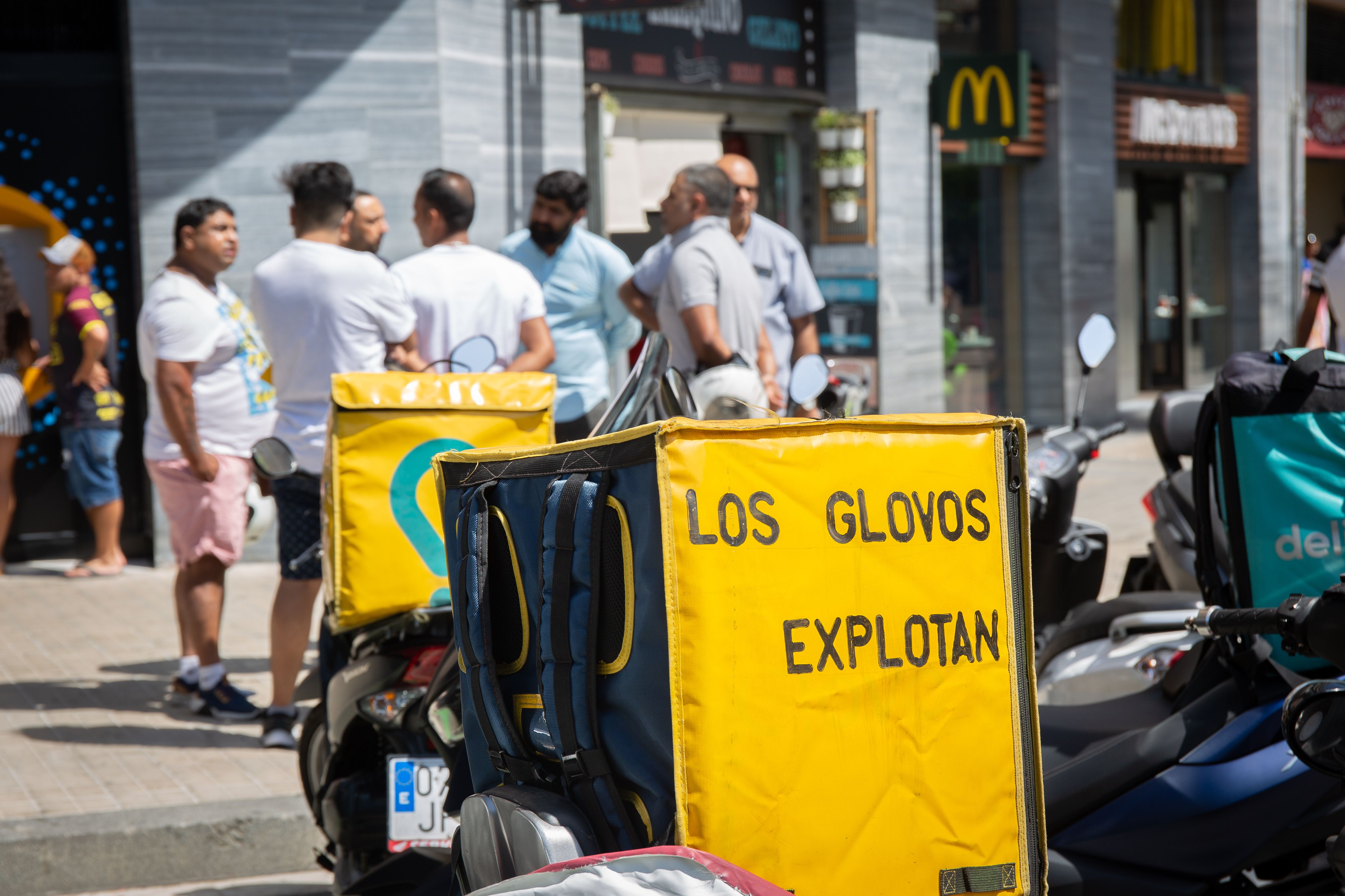 Una mochila de un repartidor de Glovo durante las movilizaciones contra la plataforma el 2019 | EP