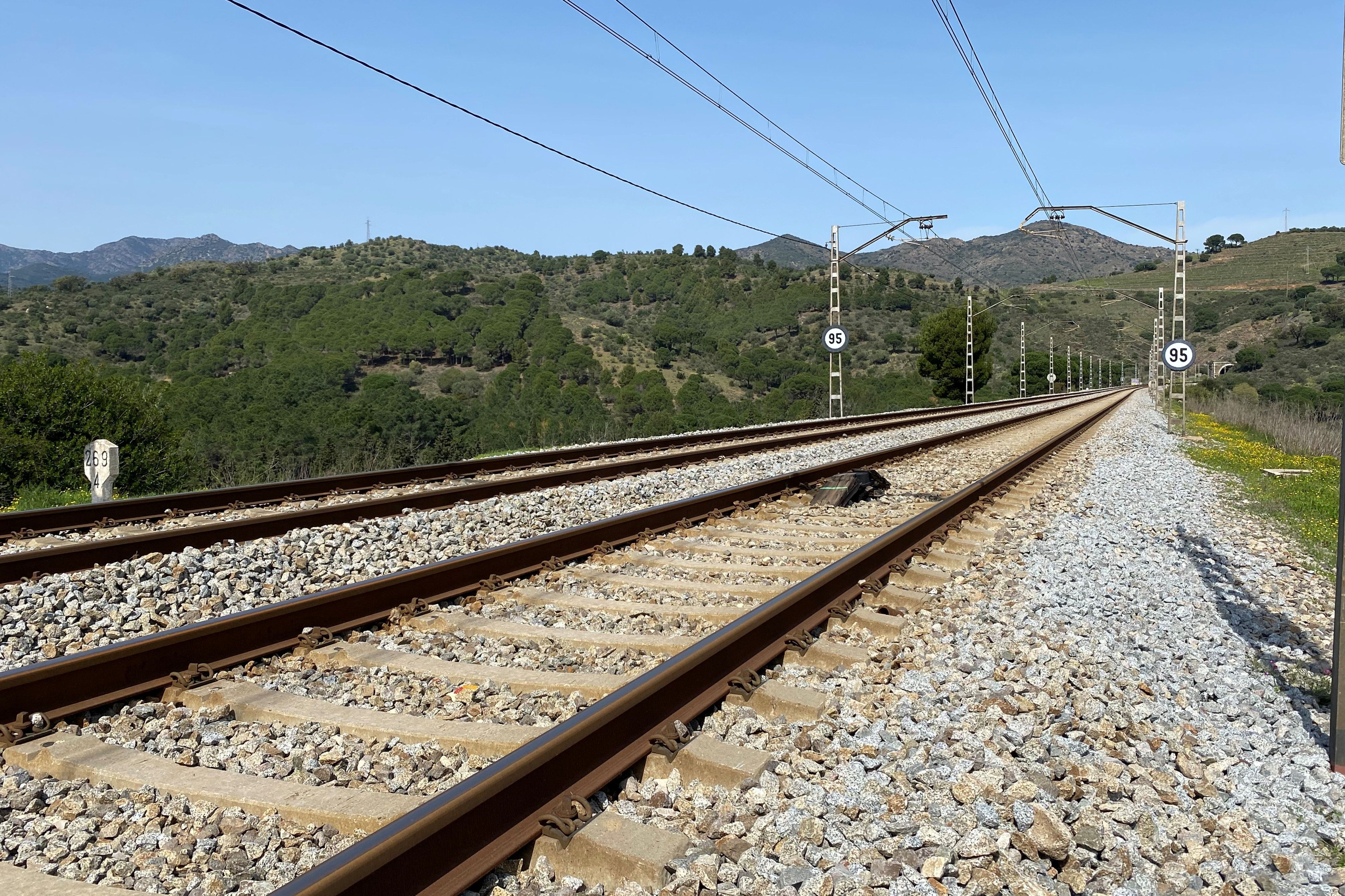 Un tram de la línia de tren entre Figueres i Portbou | ACN