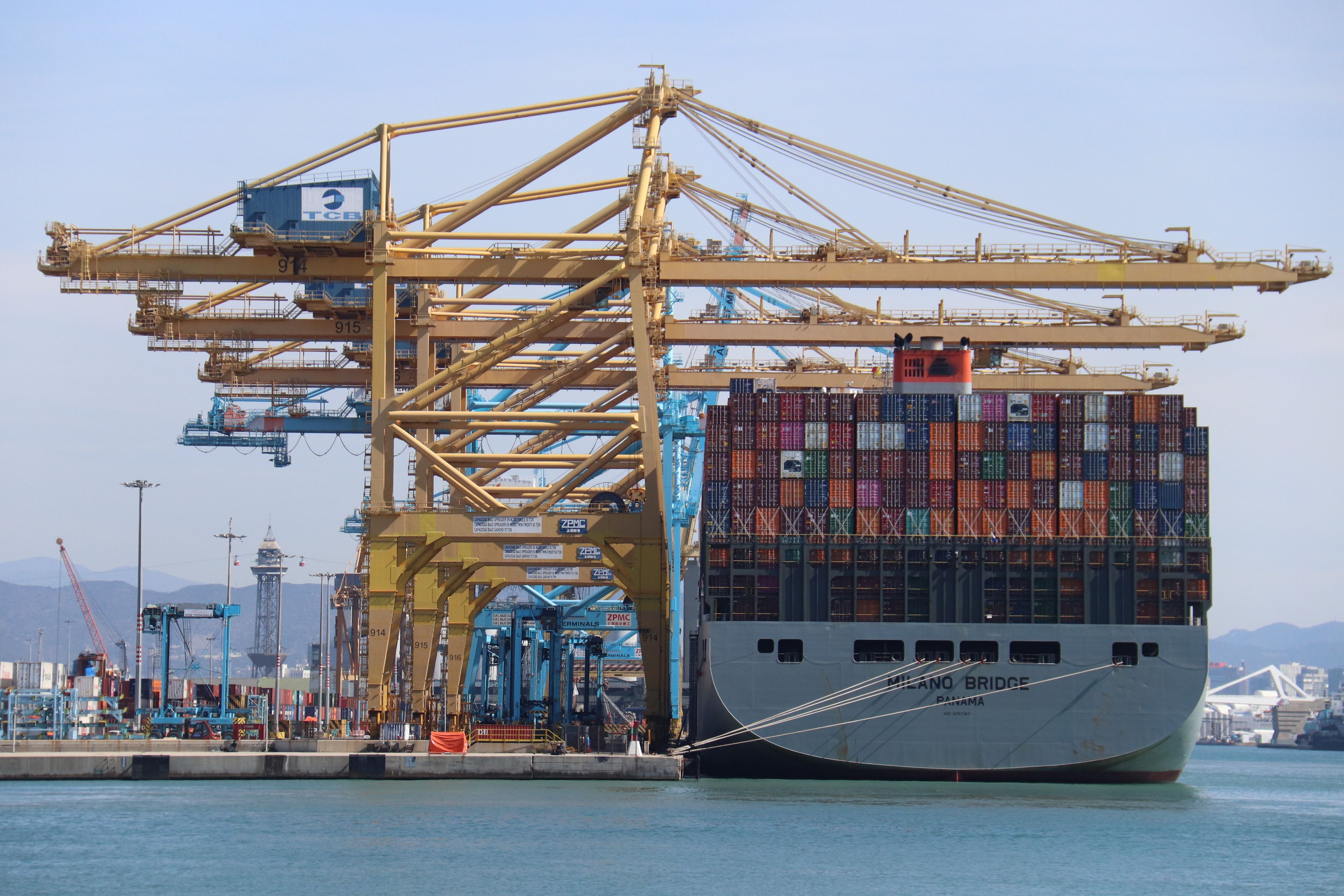 Un vaixell portacontenidors descarregant al Port de Barcelona | ACN