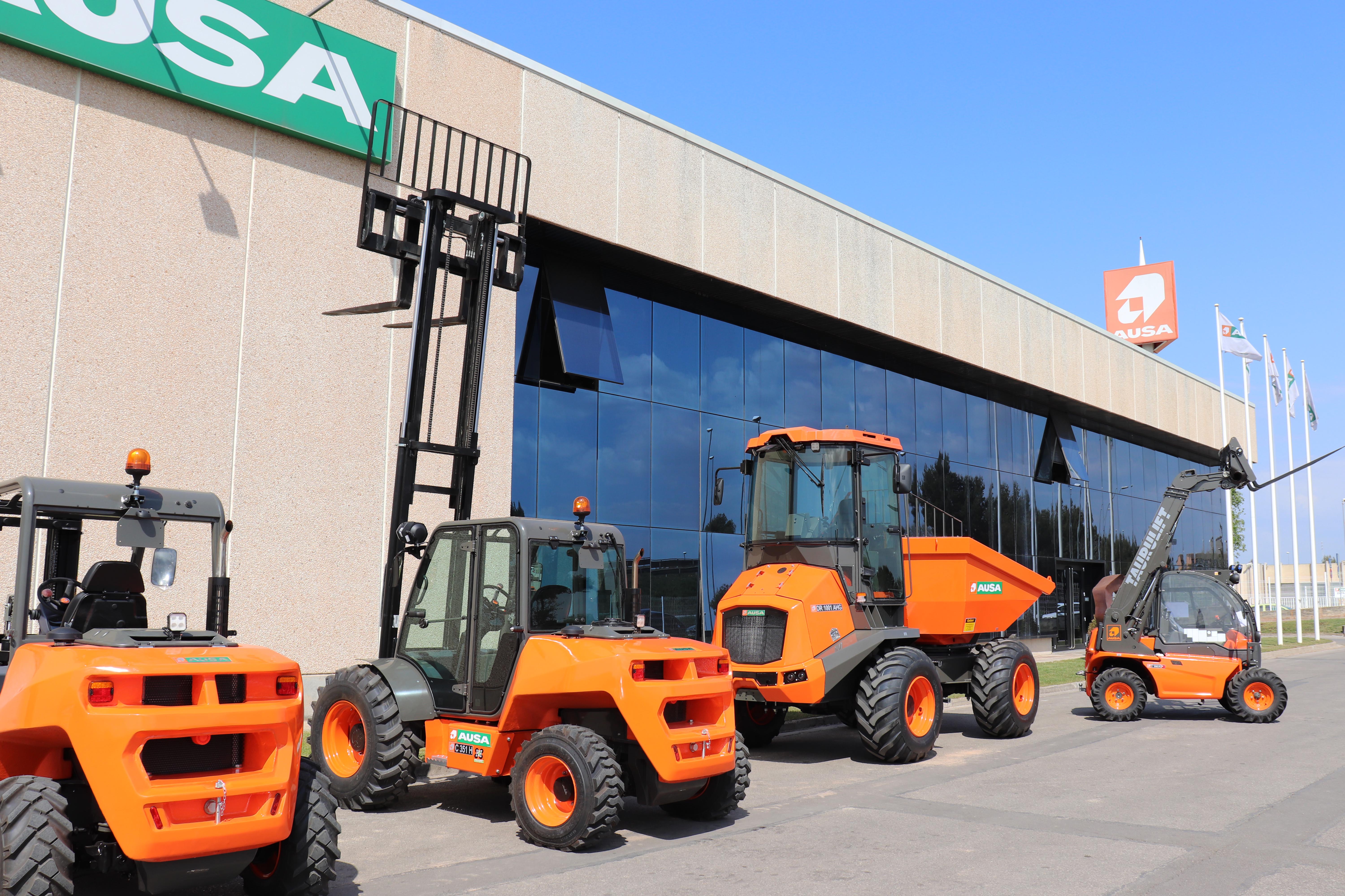 Diversos modelos de vehículos industriales en la fábrica de Ausa, en Manresa | Cedida