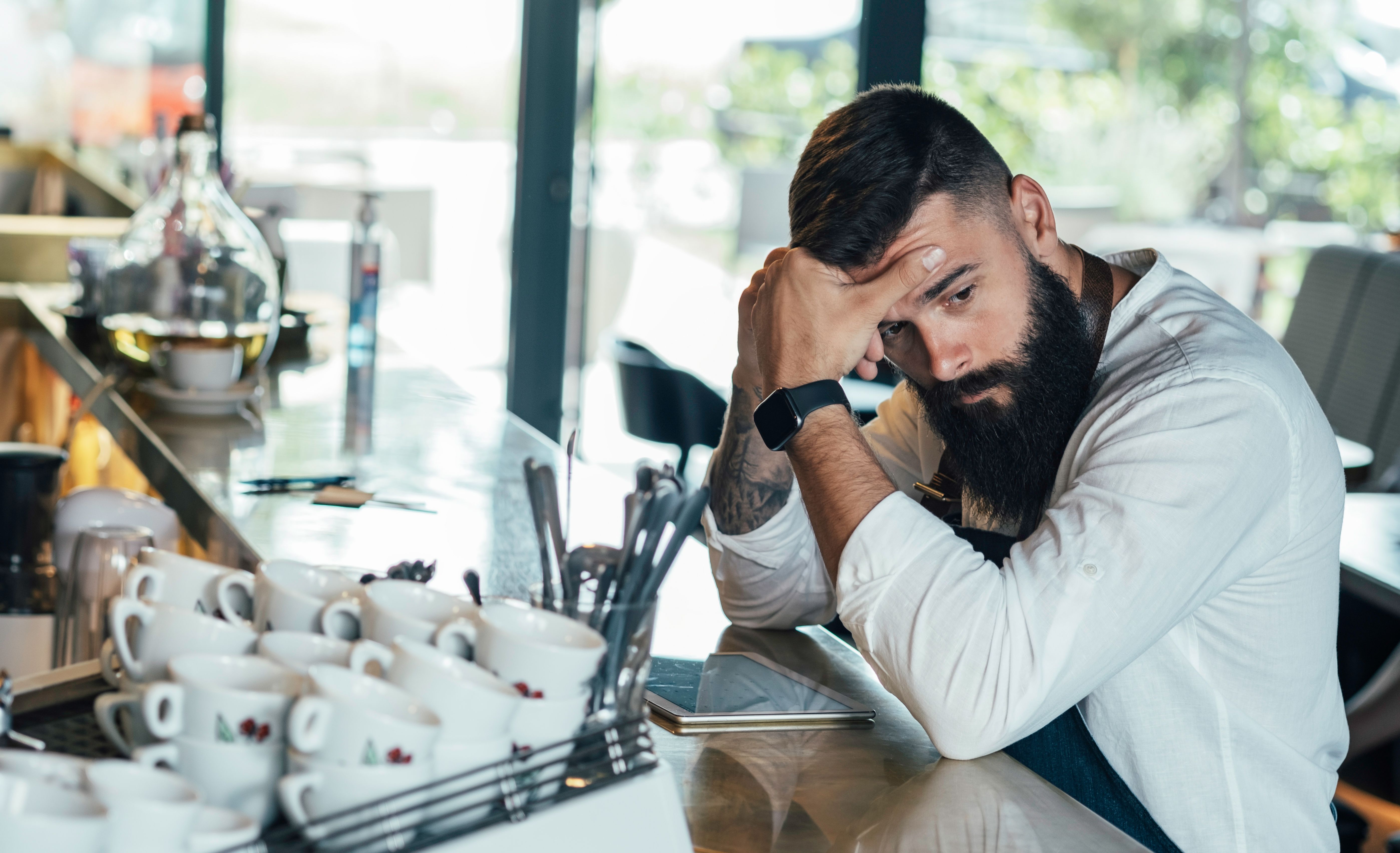 Los trabajadores de la hostelería denuncian jornadas interminables, sueldos recortados, cotizaciones falseadas... | iStock