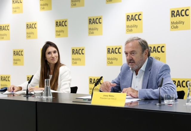 La jefa de estudios de movilidad del RACC, Alba Rey, y el presidente del RACC, Josep Mateu, valoran la movilidad del patinete | Cedida