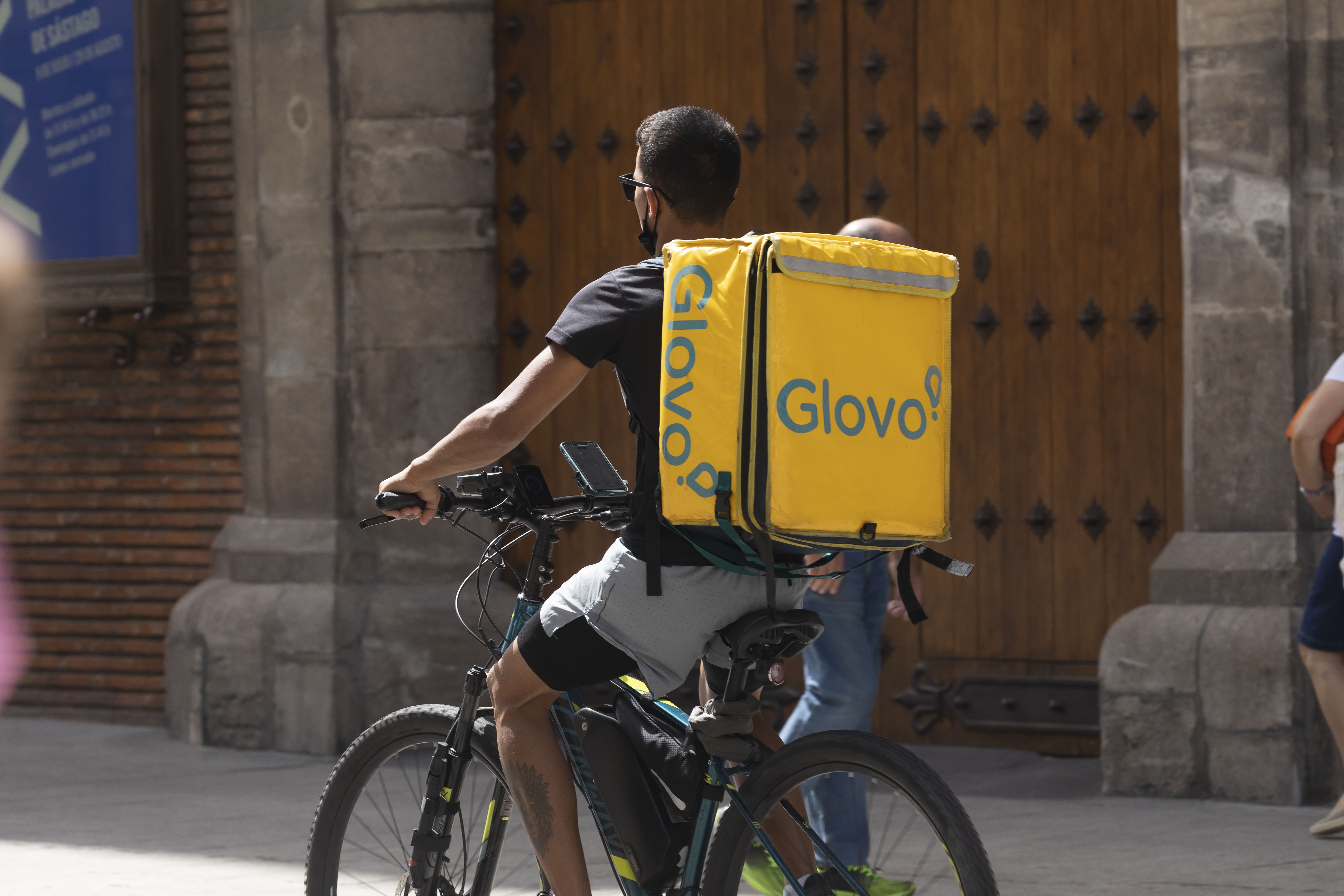 Imatge d'un repartidor de Glovo | iStock