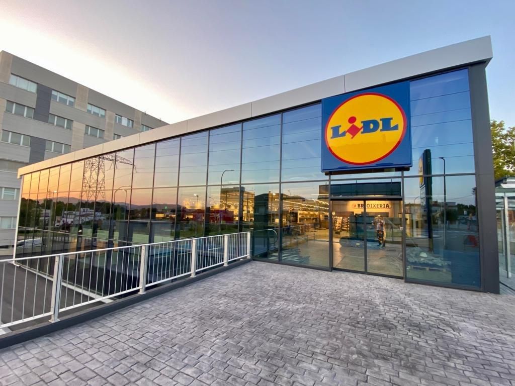 Exterior de un establecimiento de Lidl en Rubí | Lidl