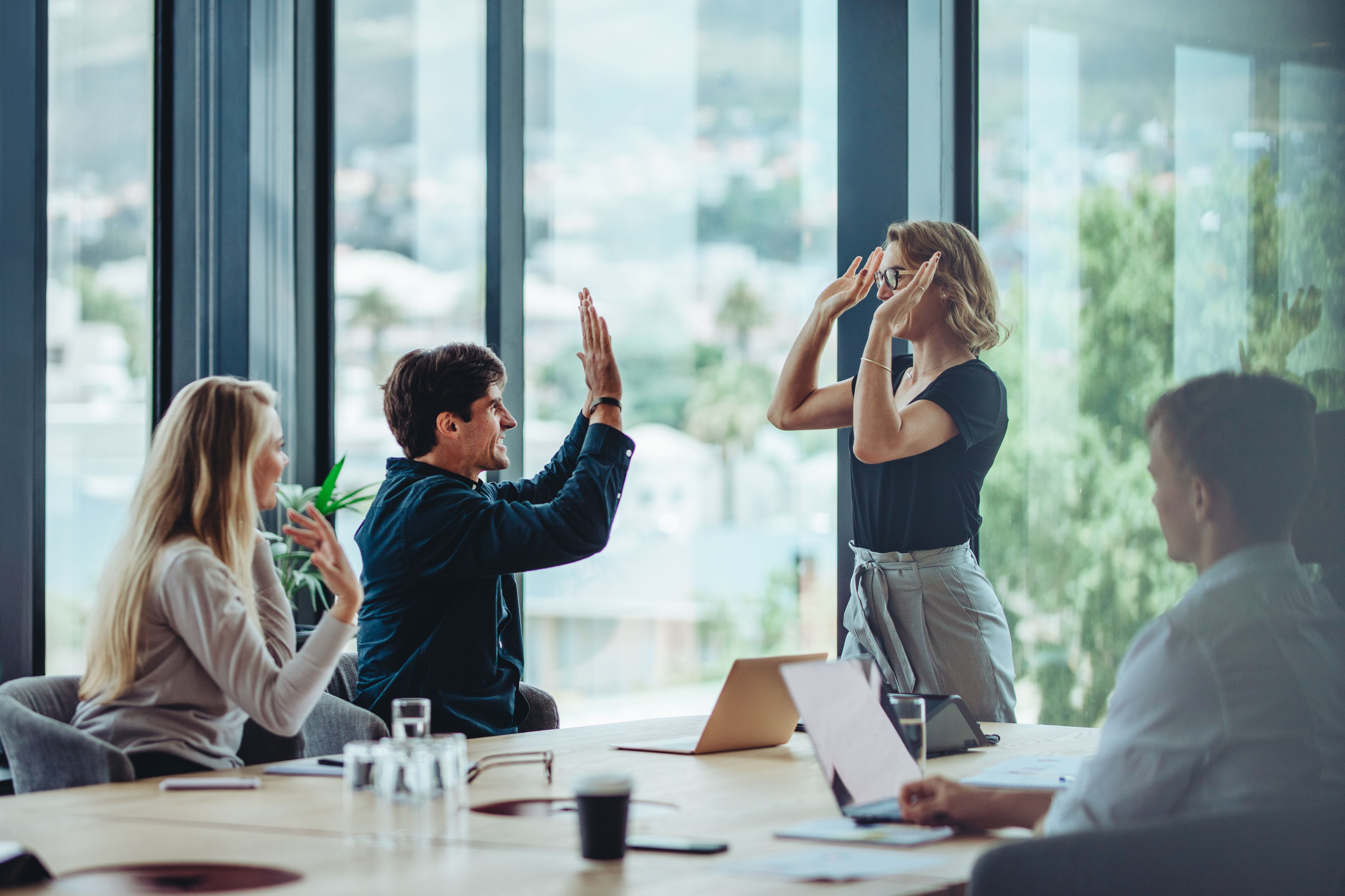 Comercials celebrant una venda | iStock