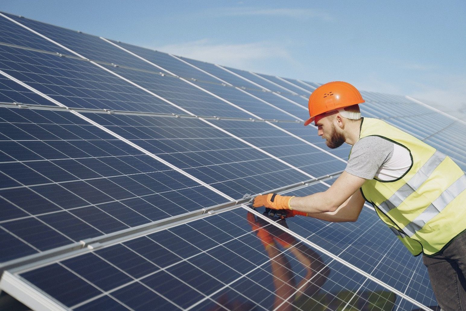 Un técnico instalando placas fotovoltaicas | ACN