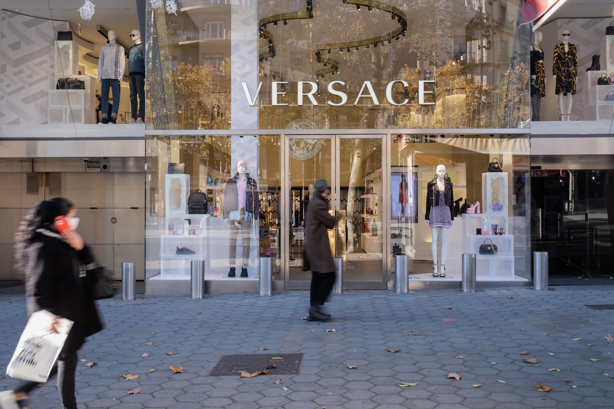 Fachada de la tienda de Versace en Passeig de Gràcia, Barcelona | iStock