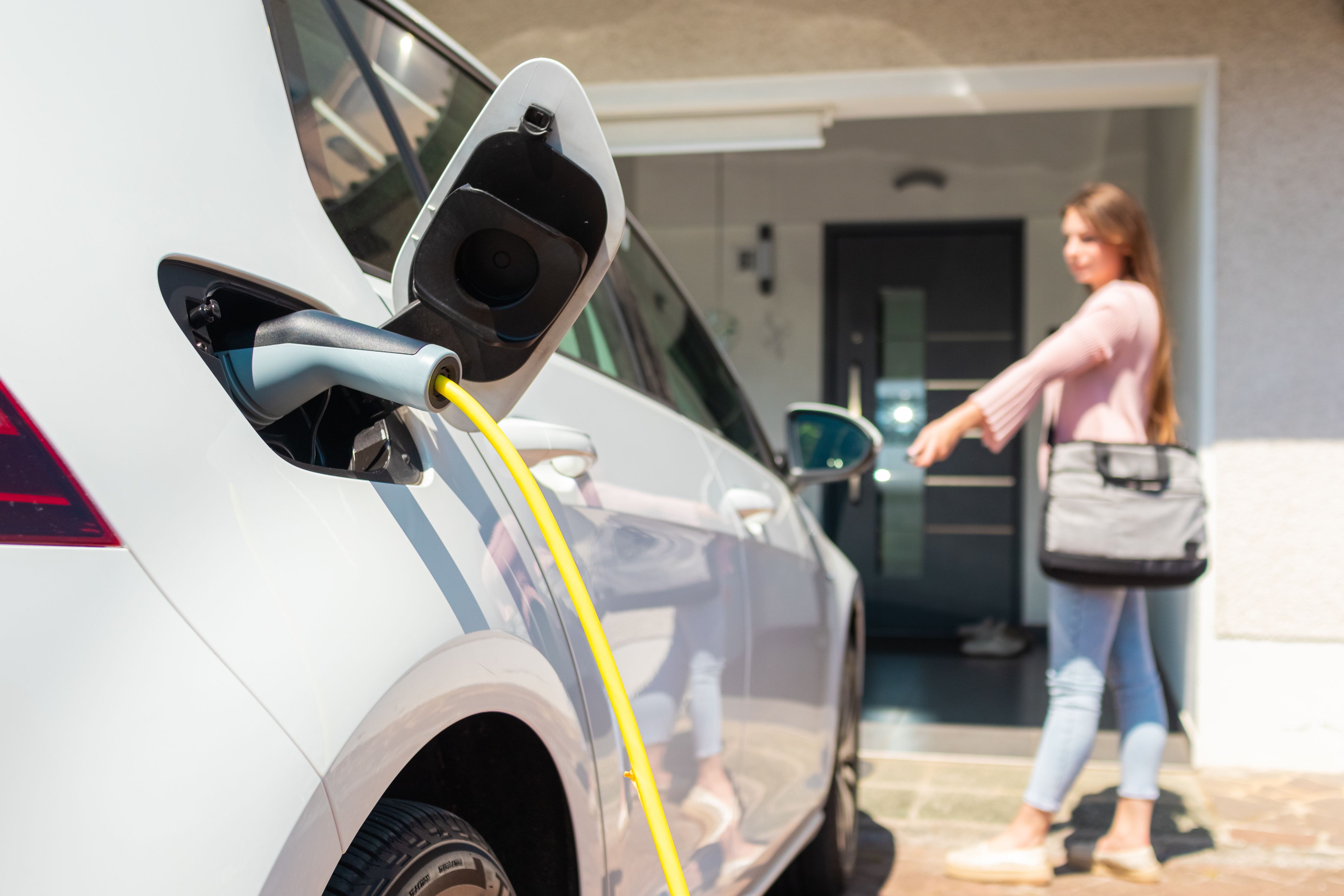 Imagen de un vehículo eléctrico | iStock 