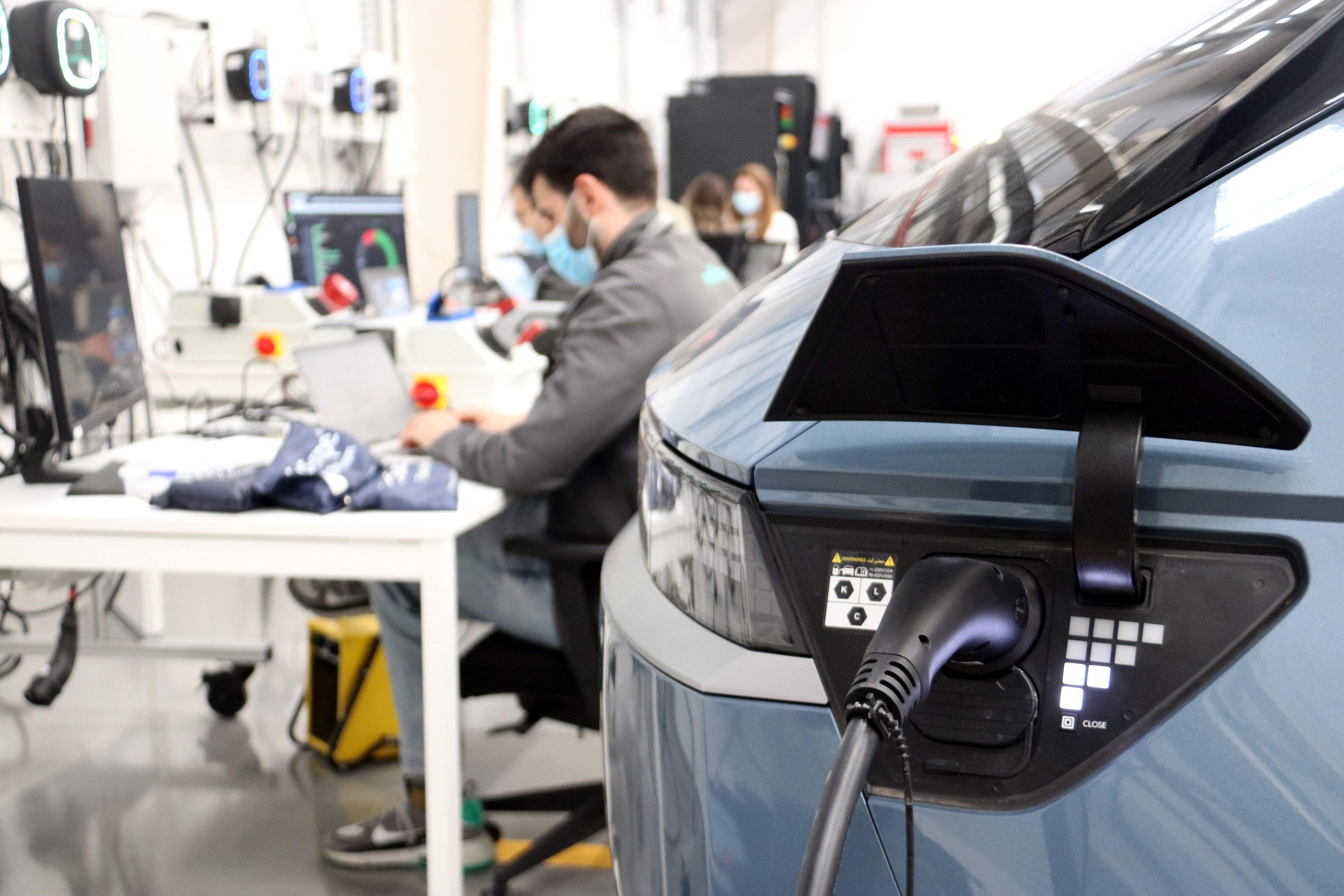 Un cargador eléctrico en la nueva fábrica de Wallbox de Barcelona | ACN