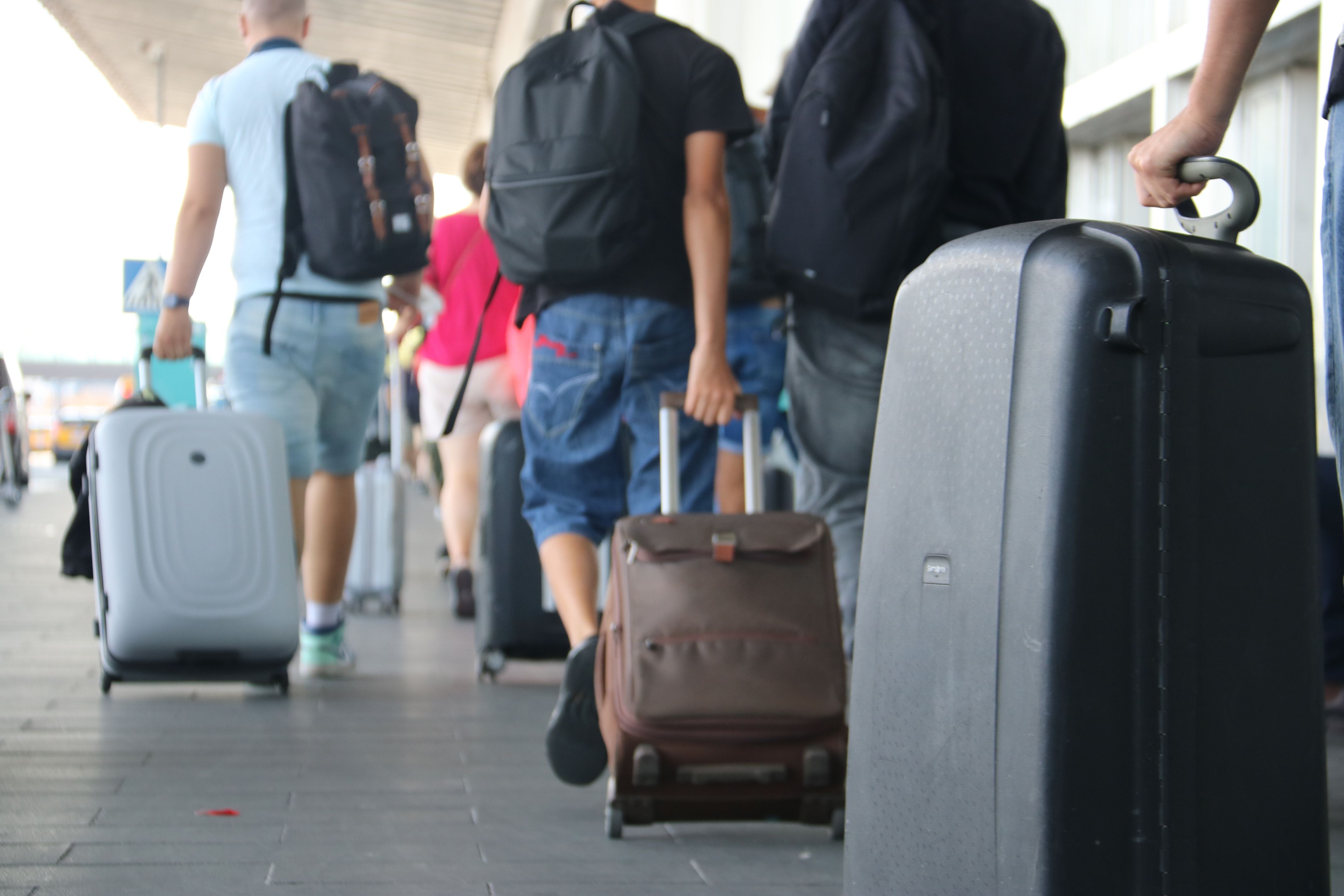 Imagen de unos turistas en el aeropuerto del Prat | ACN