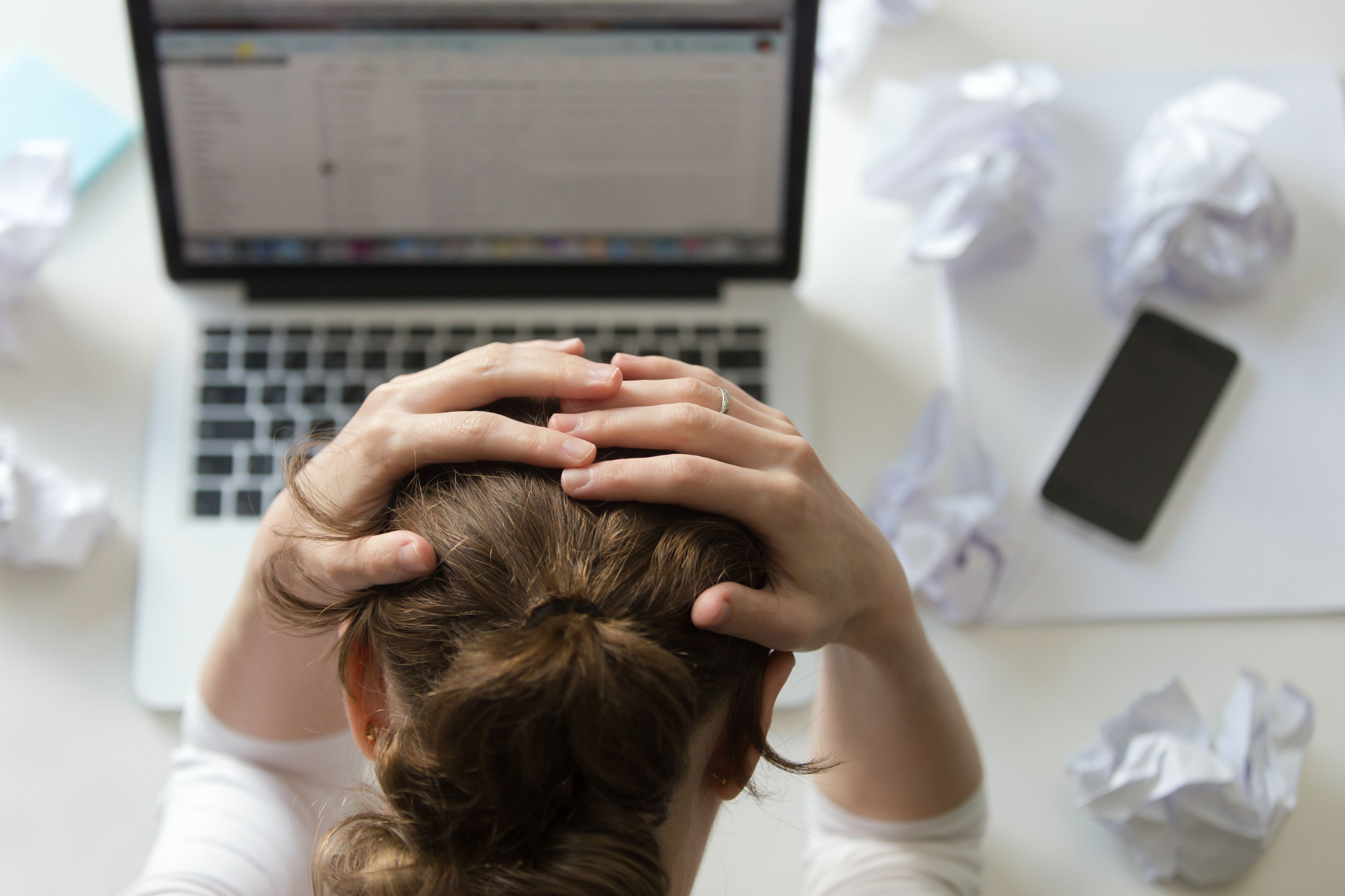 Imagen de una mujer frente de un ordenador | iStock 