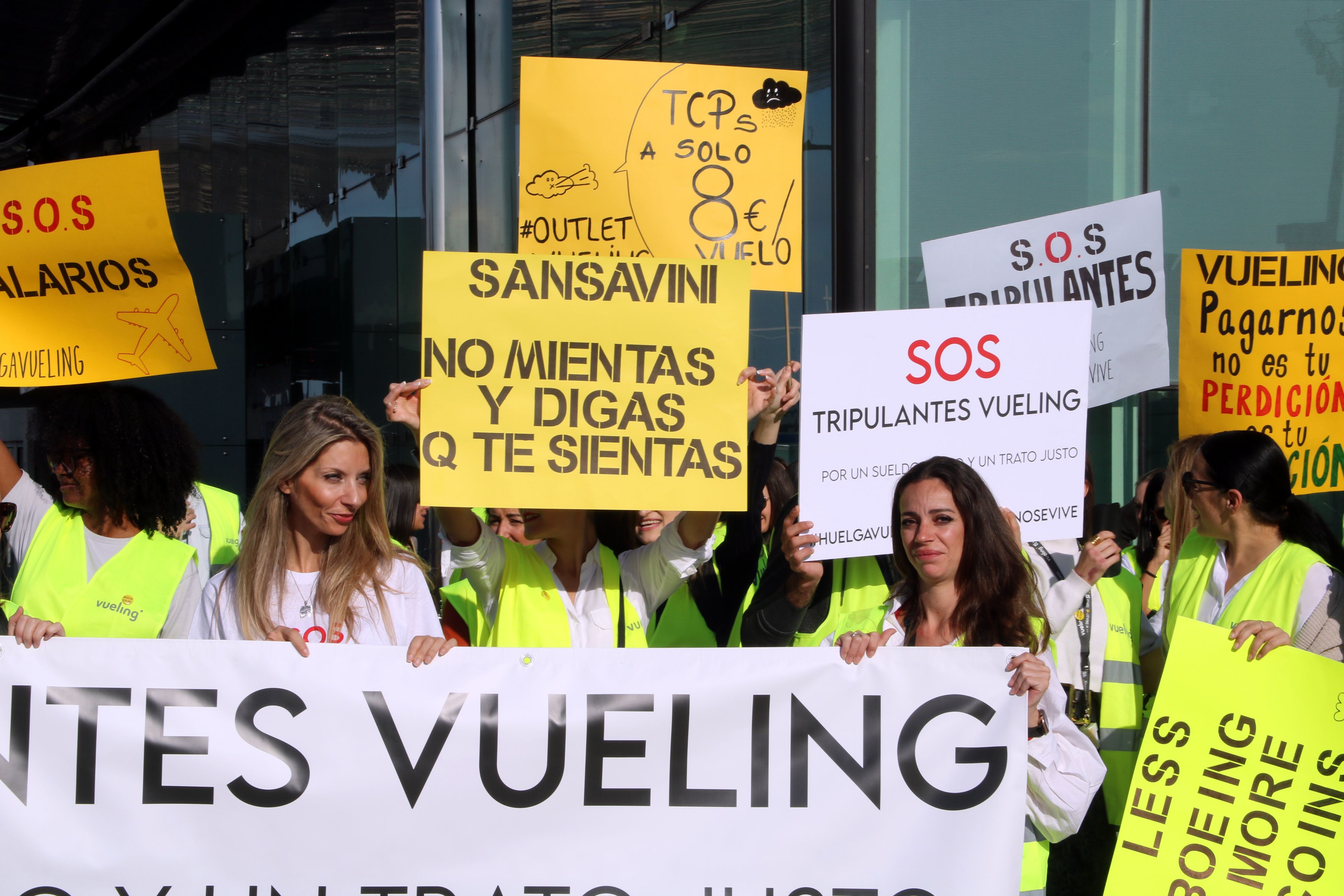 Treballadors de Vueling amb pancartes | ACN