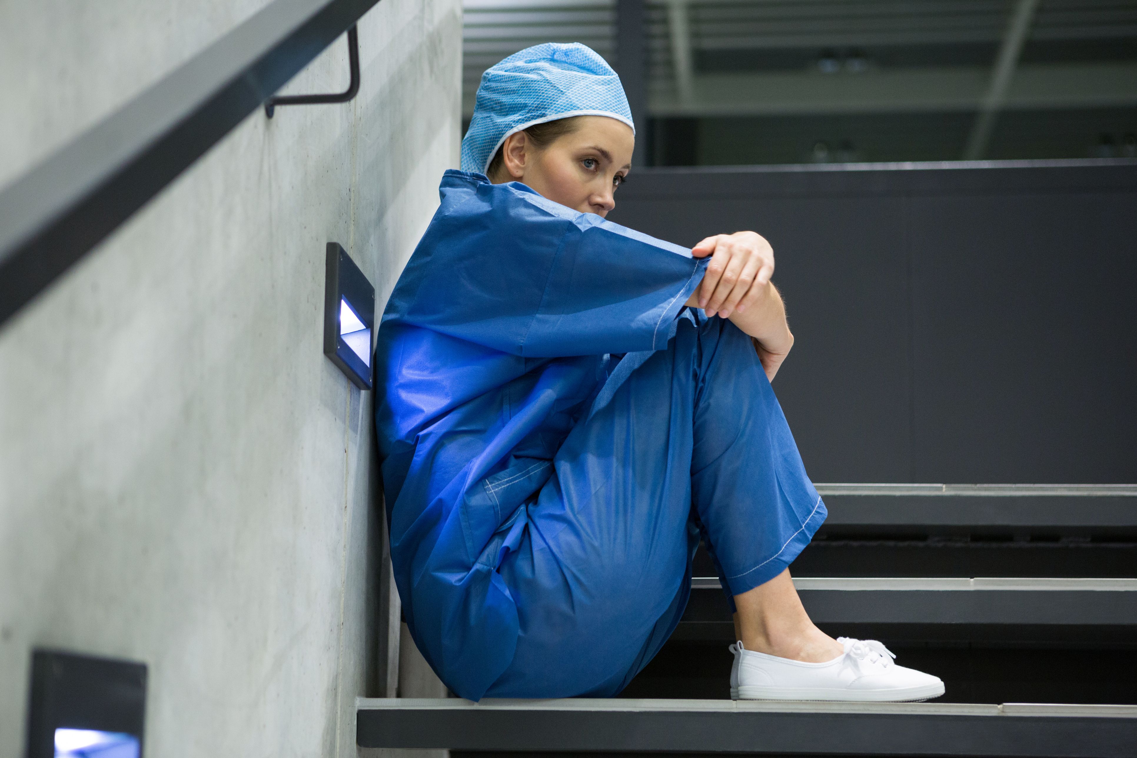 Gran parte de los médicos realizan guardias de 24 horas seguidas | iStock