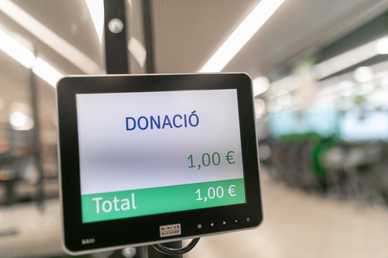 Detall de la donació a la caixa d'un supermercat Mercadona durant el Gran Recapte | Cedida