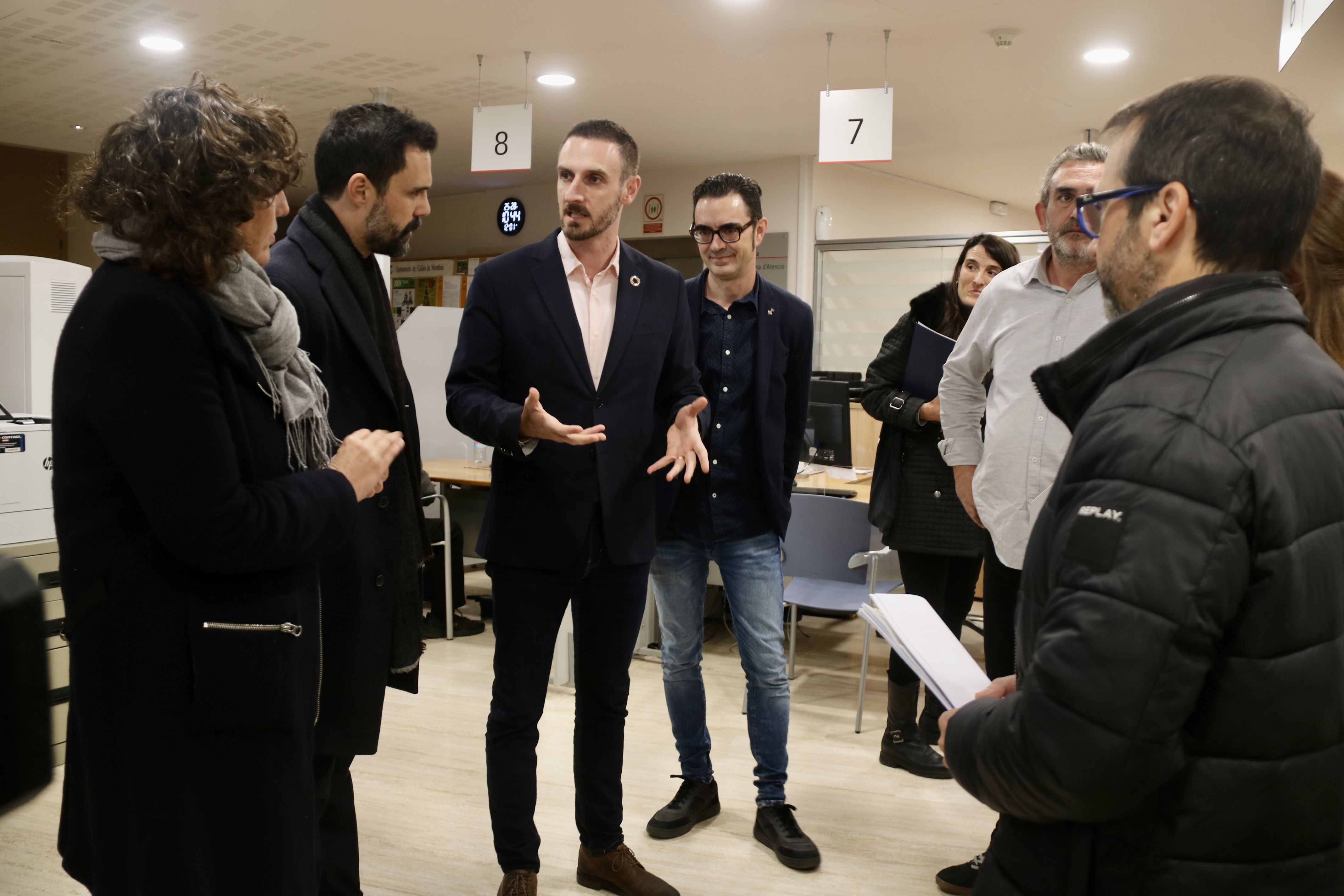 El alcalde de Caldes de Montbui, Isidre Pineda, explica las características de la Comunidad Energética Local (CEL) a los consellers de Empresa y de Acción Climática, Roger Torrent i Teresa Jordà | ACN