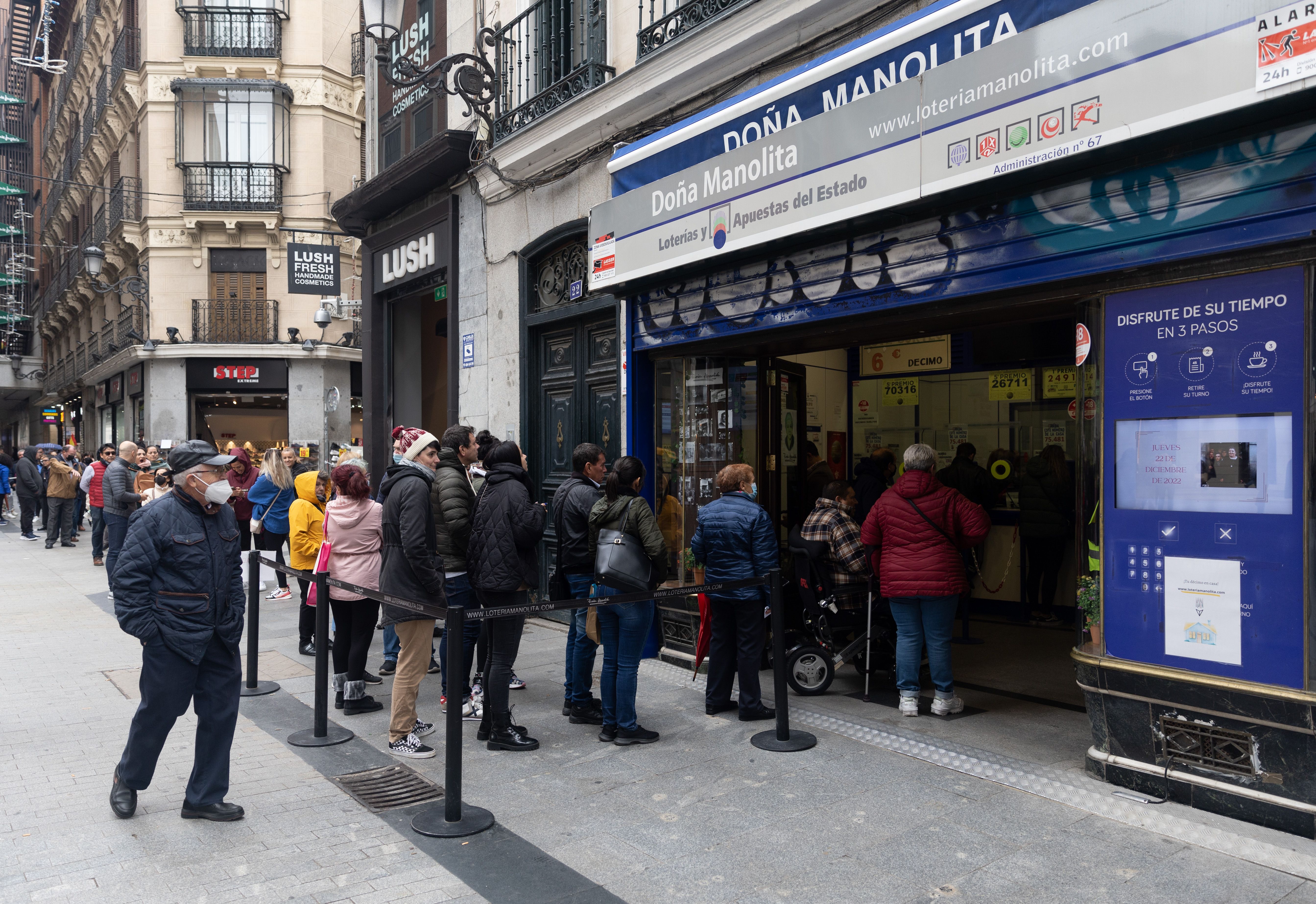  Diverses persones fent cua a l'administració de loteries Doña Manolita, l'administració que més factura en vendes de bitllets de loteria de tot l'Estat | Europa Press