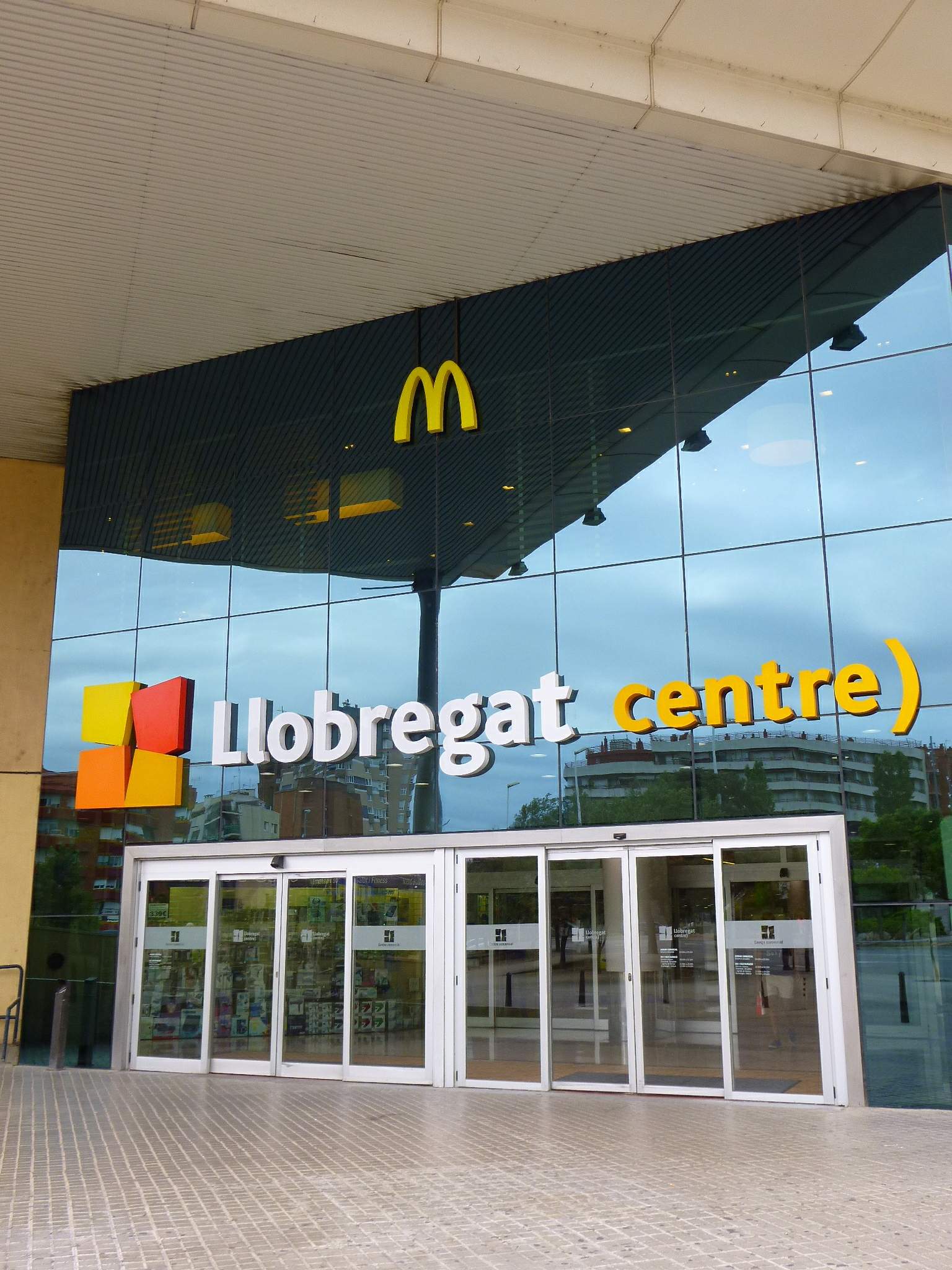 Entrada al centre comercial Llobregat Centre | Wikimedia Commons