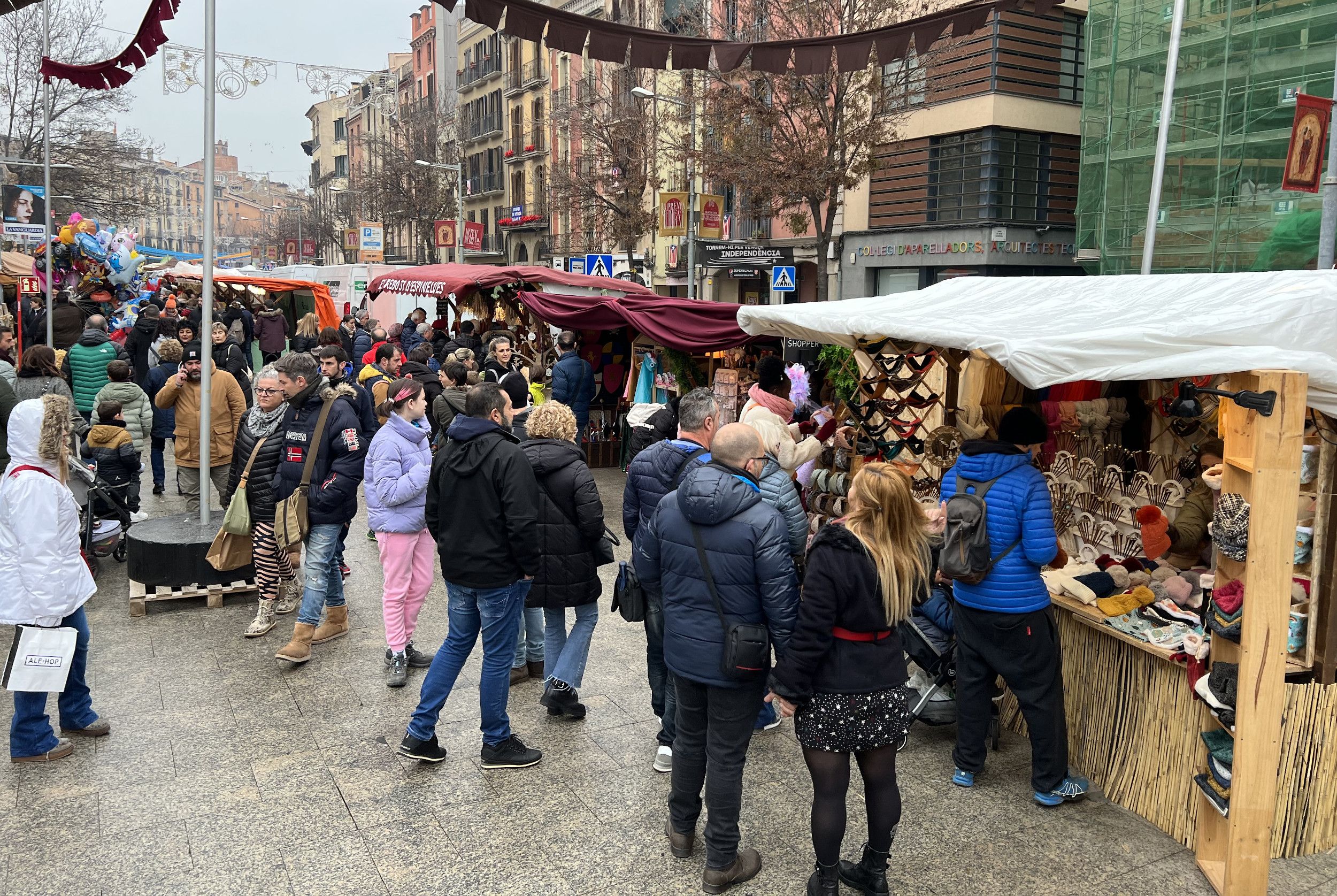 Gente paseando por las paradas del Mercado Medieval | ACN