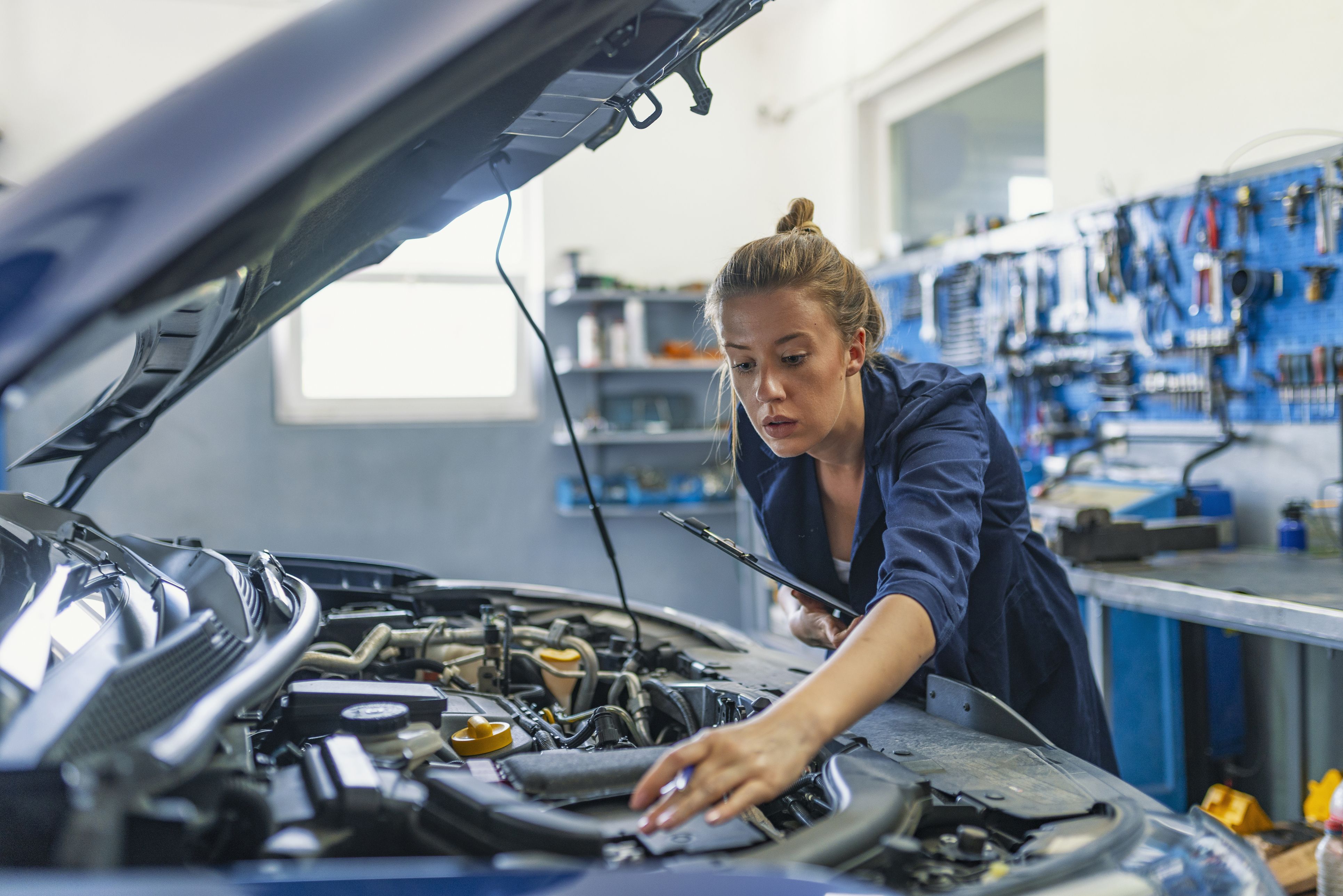 Les dones continuen sent menys en els sectors que més aporten a l'economia | iStock