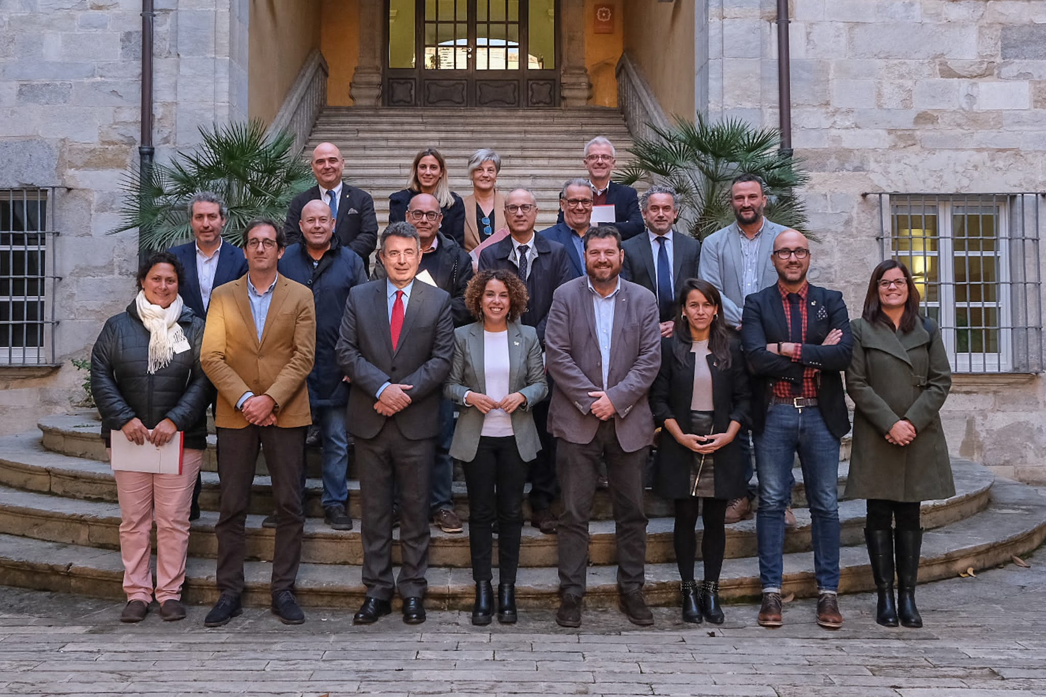 La delegada del Govern a Girona, Laia Cañigueral, el president de la Diputació de Girona, Miquel Noguer, i els representants dels 15 ajuntaments en la reunió per la taula estratègica de l'aeroport | ACN