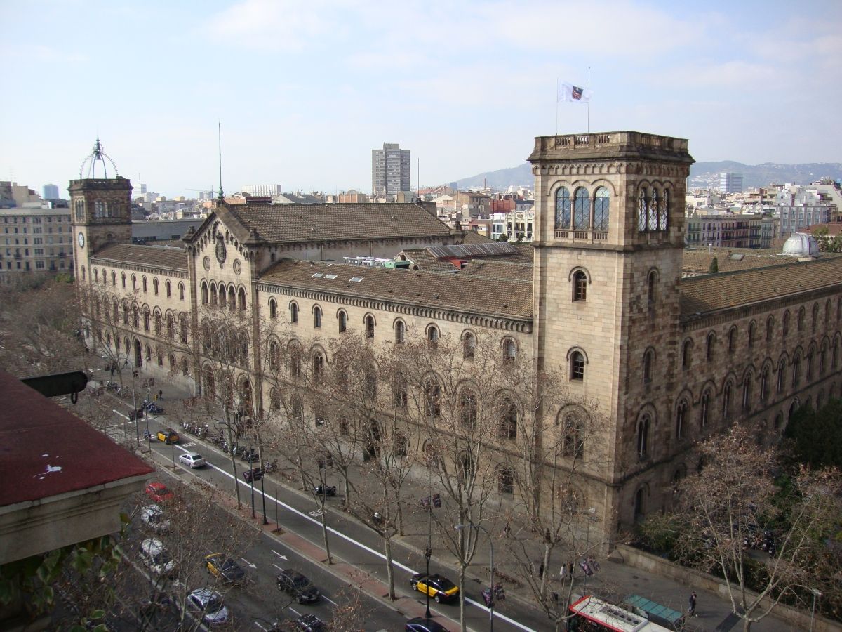 Exterior de l'edifici històric de la Universitat de Barcelona | Barcelona Film Commission 