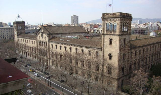 Exterior de l'edifici històric de la Universitat de Barcelona | Barcelona Film Commission 