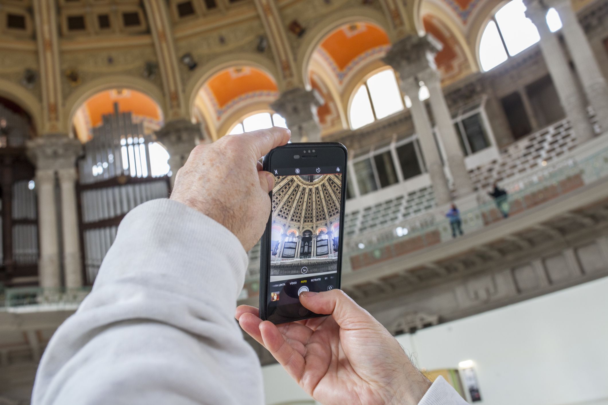 Turista fent una fotografia al Gran Saló del Palau Nacional de Montjuïc | iStock