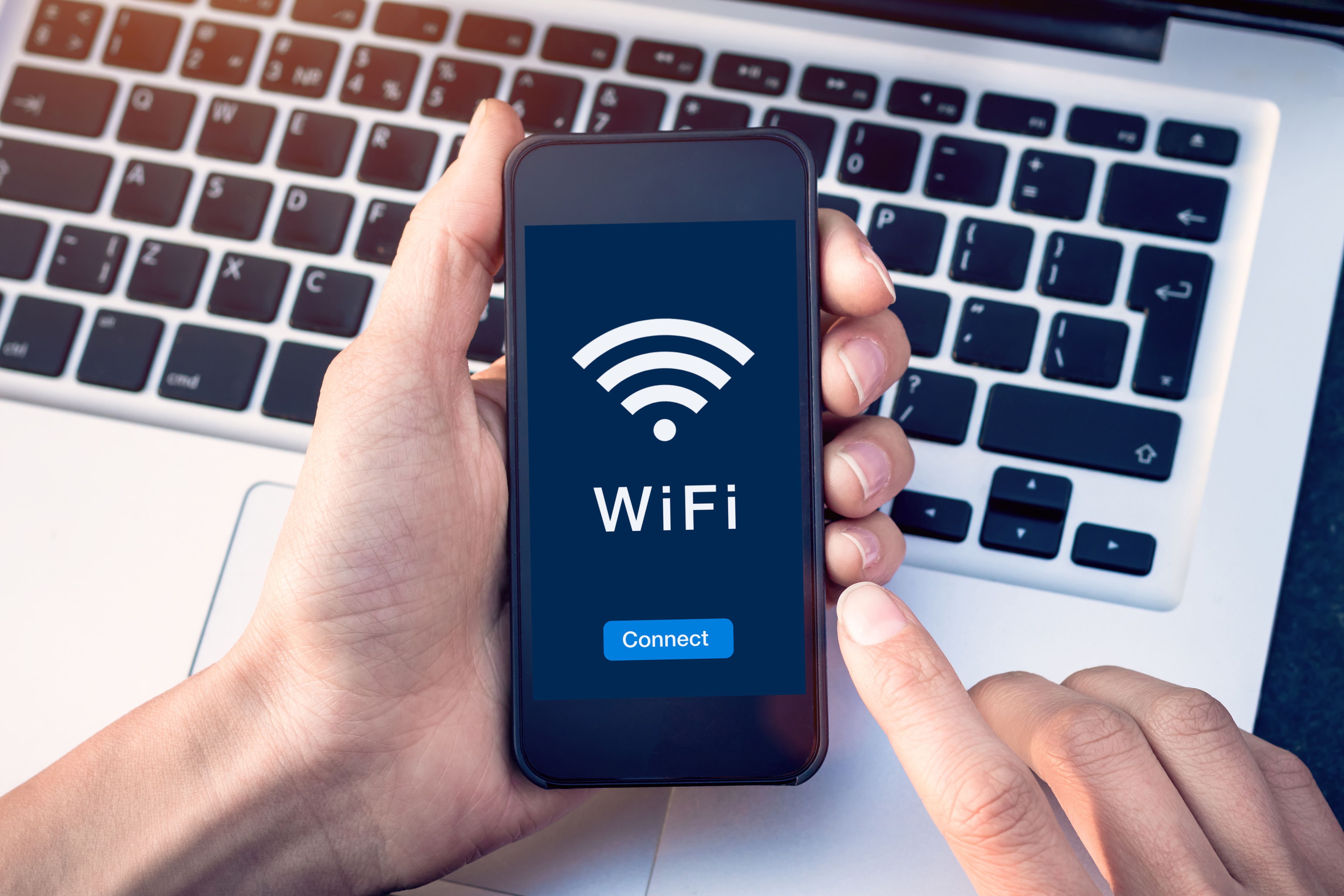 Imagen de un teléfono móvil con conexión wifi | iStock