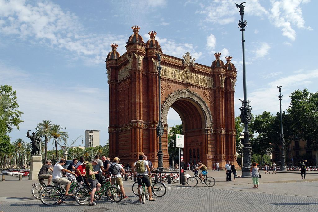 Un grupo de turistas en el Arc del Triomf | Ajuntament de Barcelona