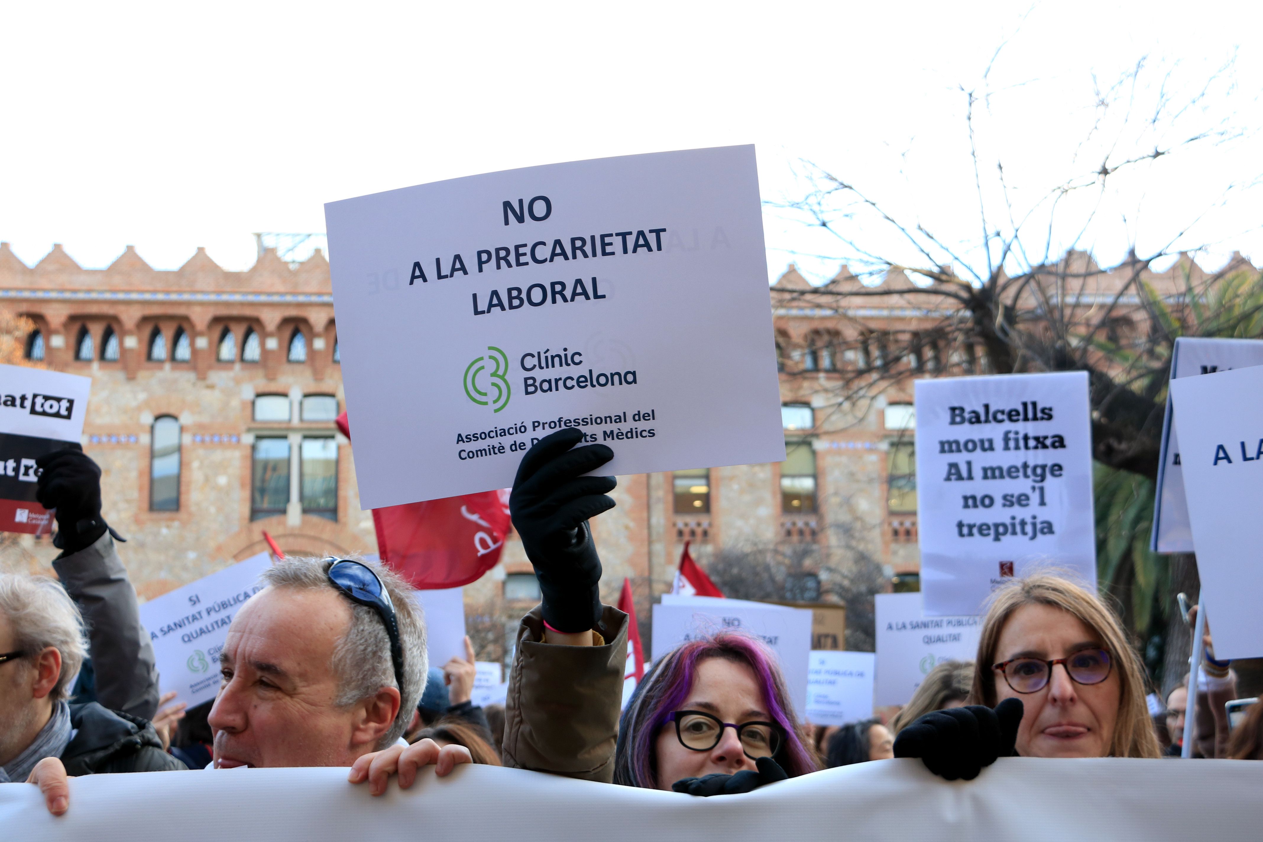 Una pancarta amb el missatge "No a la precarietat laboral" a la vaga de facultatius | ACN