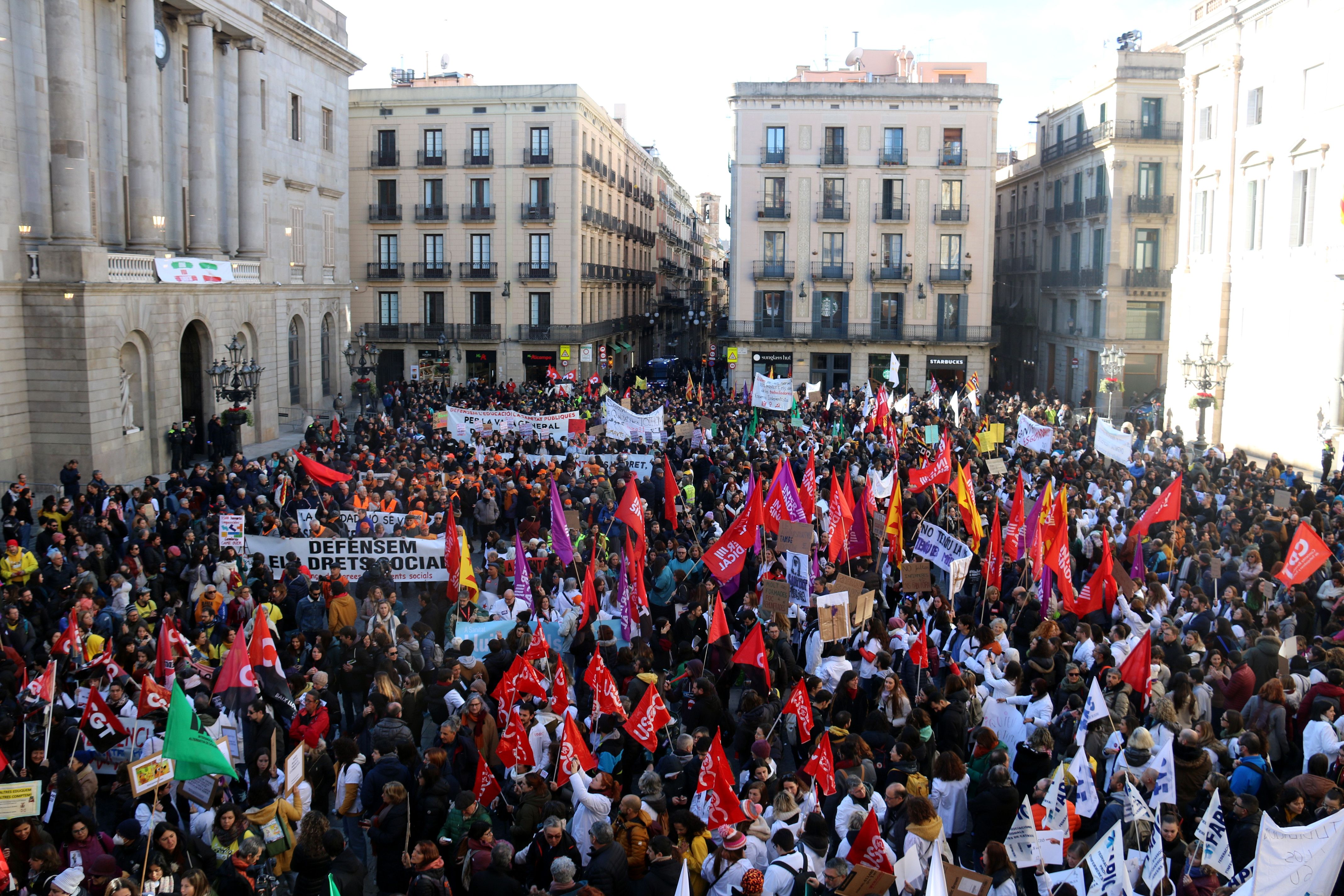 Manifestants a la plaça Sant Jaume de Barcelona amb motiu de la vaga de sanitaris i docents | ACN