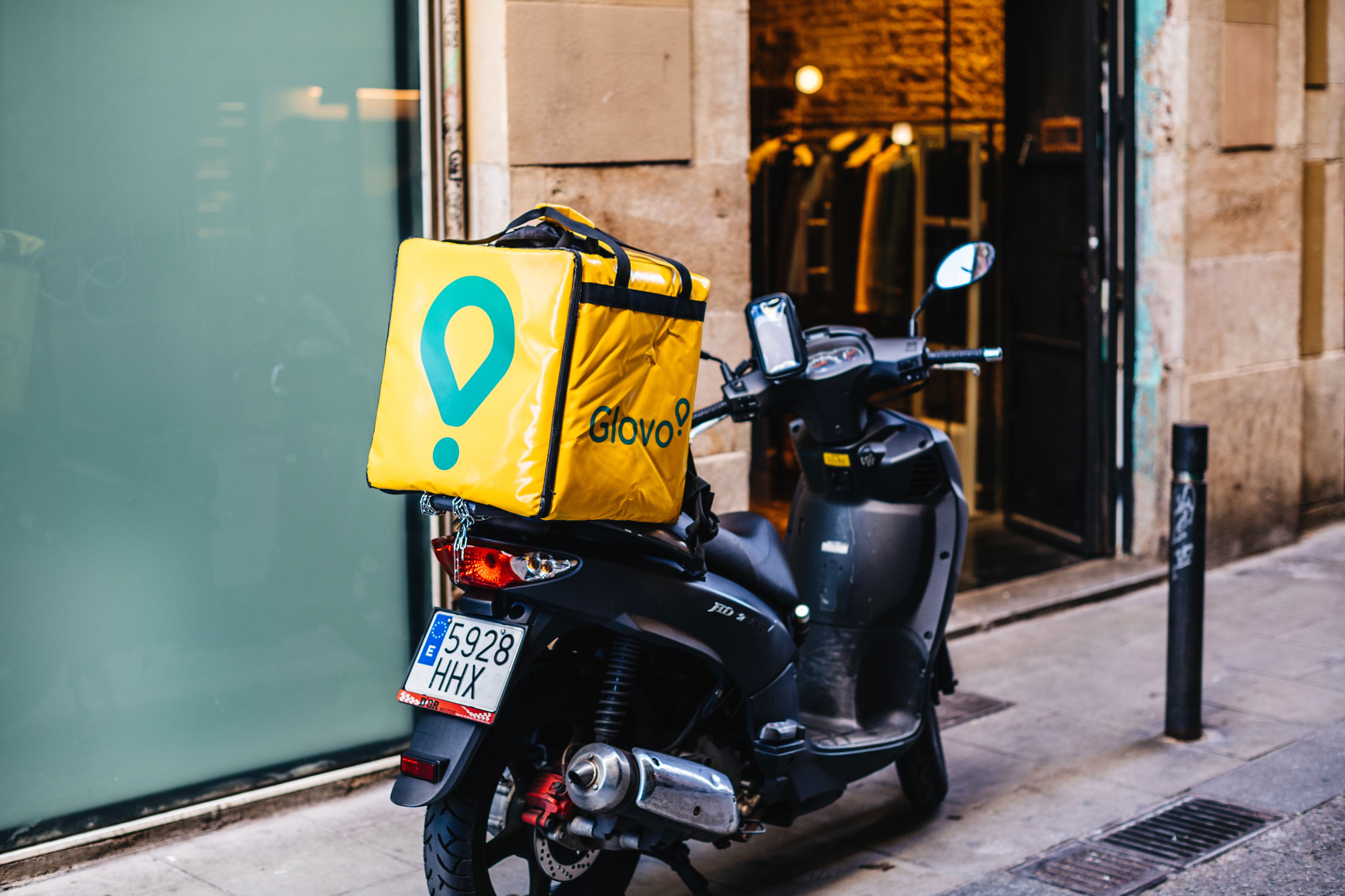 Imatge d'un vehicle de Glovo | iStock 