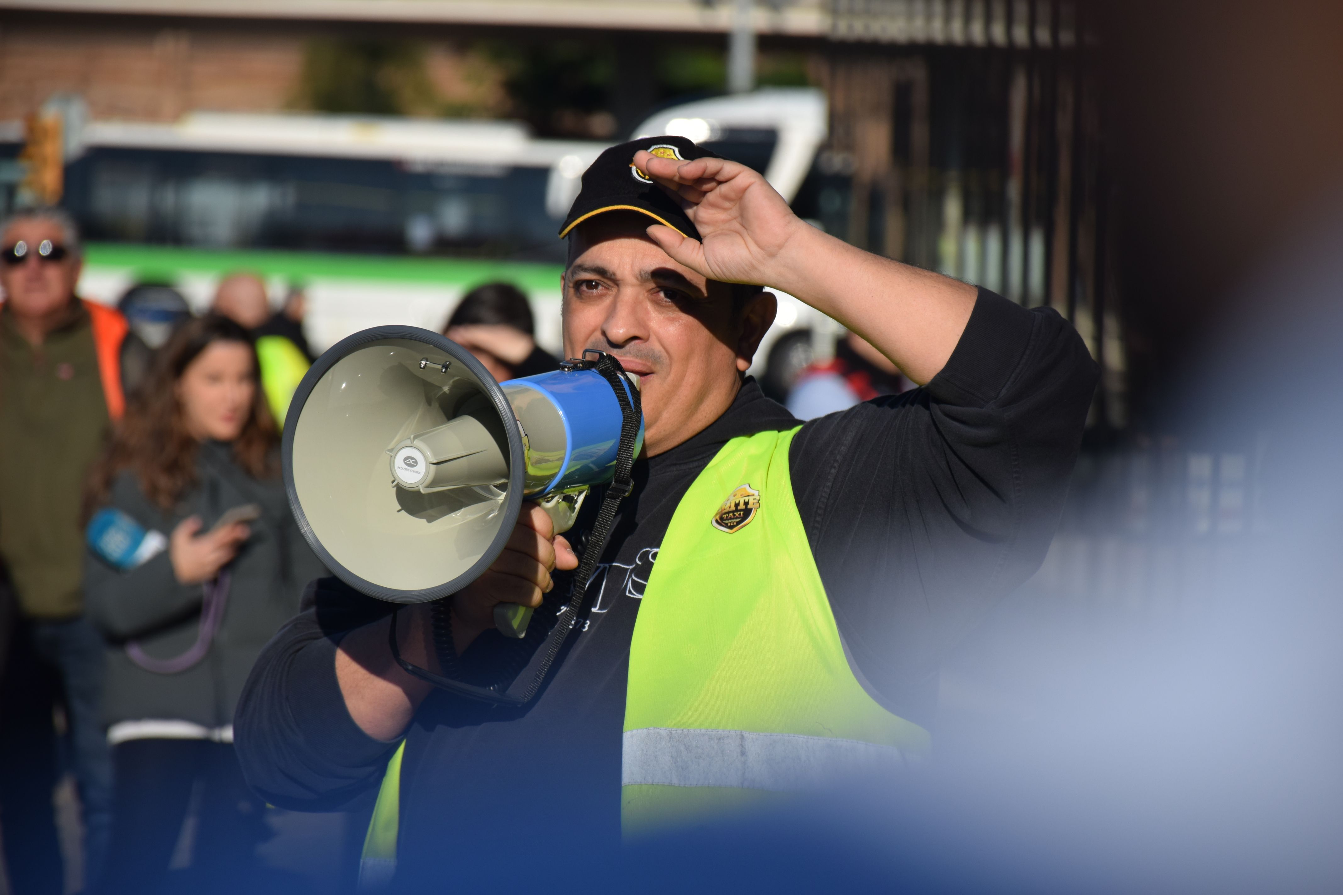 El portaveu d'Élite Taxi, Tito Álvarez, durant una assemblea de taxistes | ACN