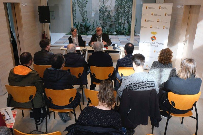 El alcalde de Cornellà, Antoni Balmón, y la presidenta del MMACA, Pura Fornals, en la presentación del convenio de colaboración para trasladar el museo | Ajuntament de Cornellà