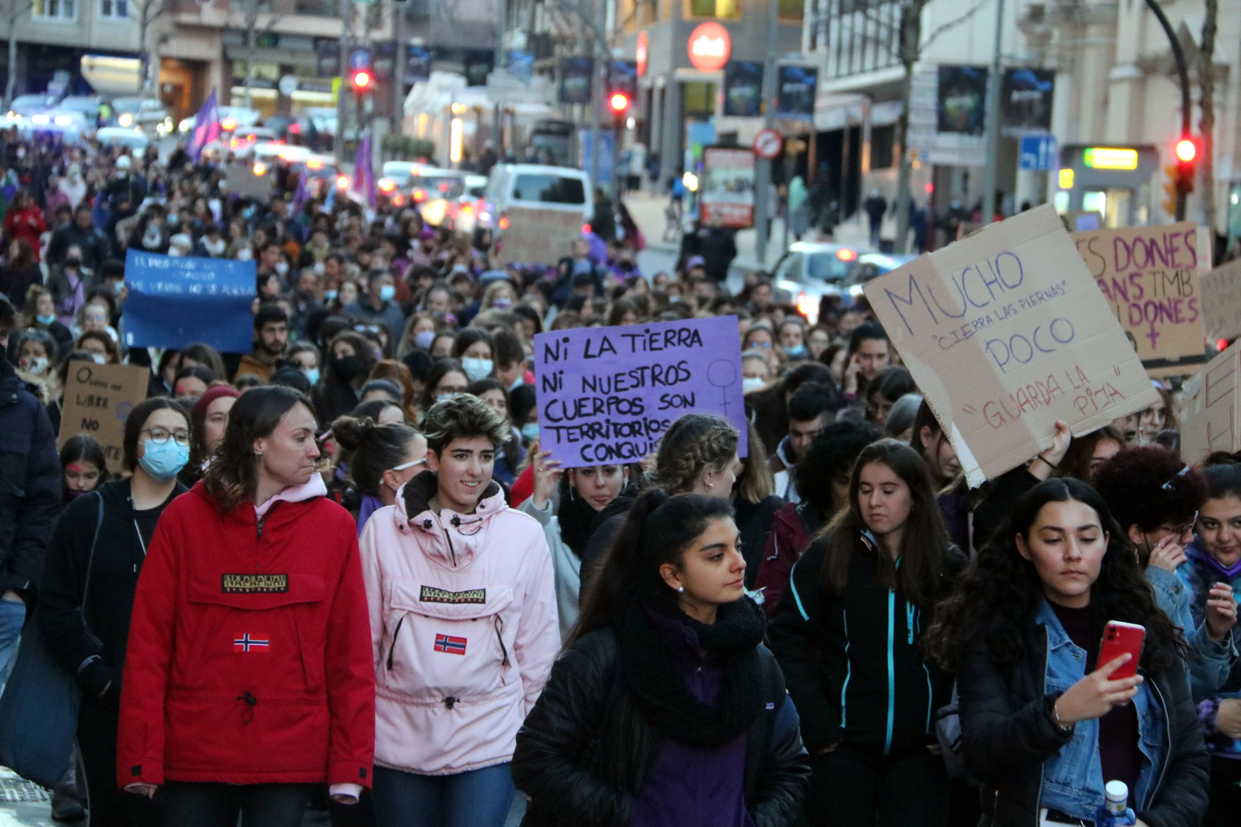 Algunas de las participantes con carteles en la manifestación con motivo del 8-M | ACN