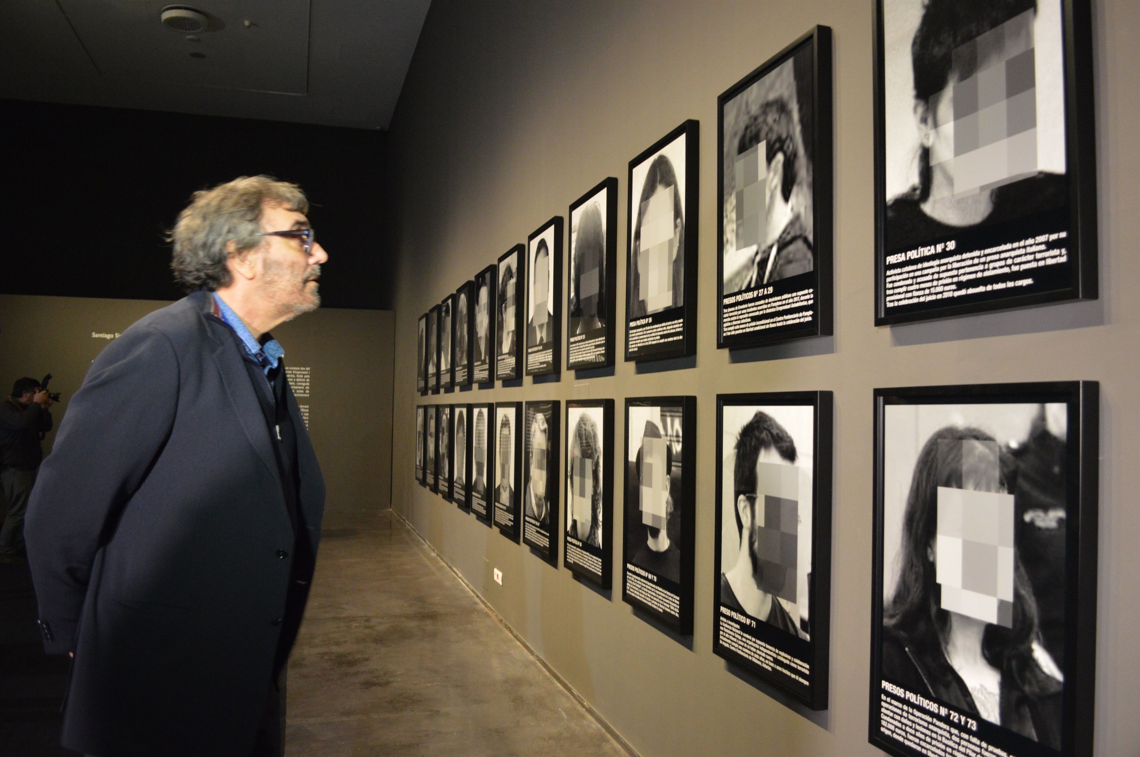 Tatxo Benet amb les peces del muntatge fotogràfic Presos polítics, després de ser censurat de la fira Arco de Madrid, el 2018 | Europa Press