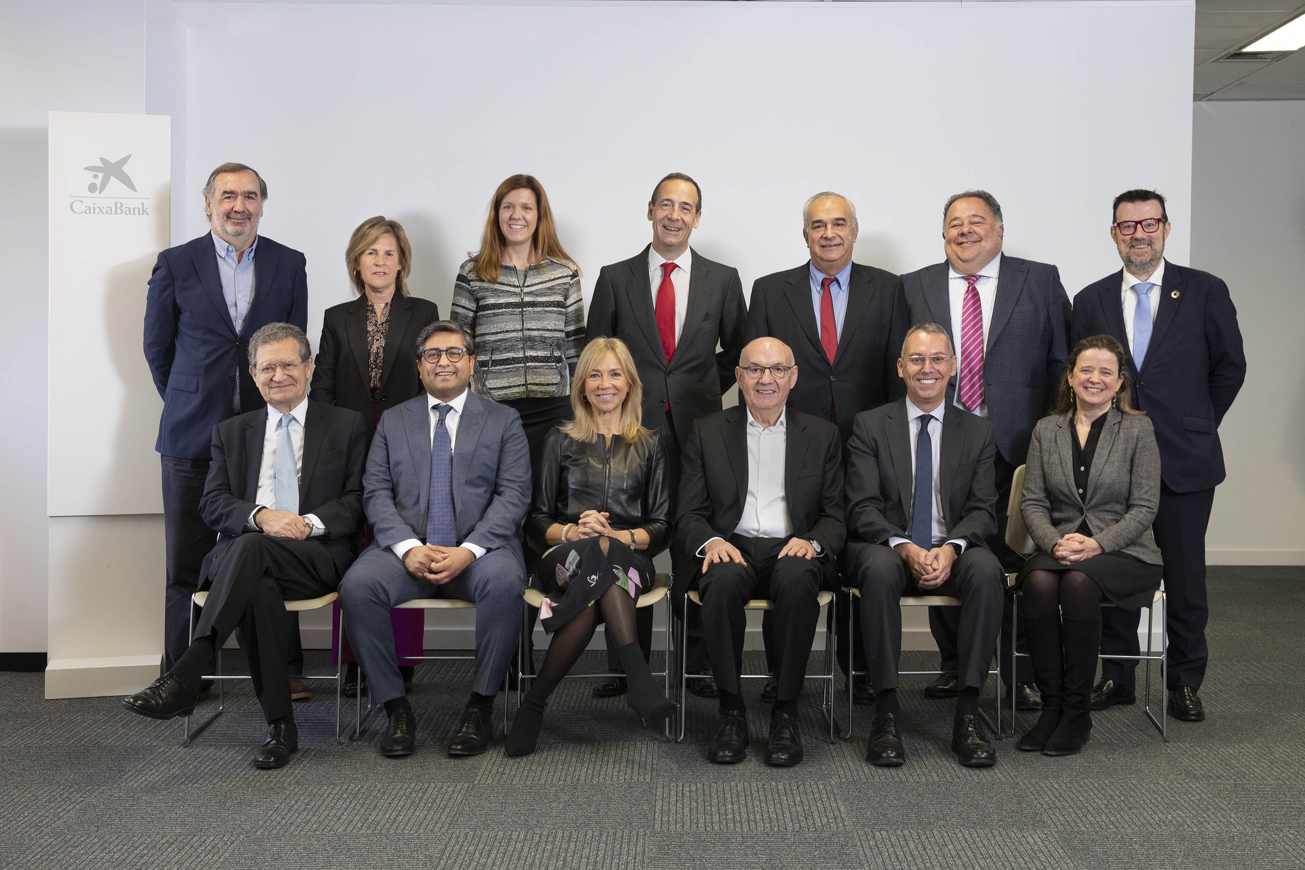 Gonzalo Gortázar, junto a los miembros del Comité Consultivo de accionistas de CaixaBank | CaixaBank