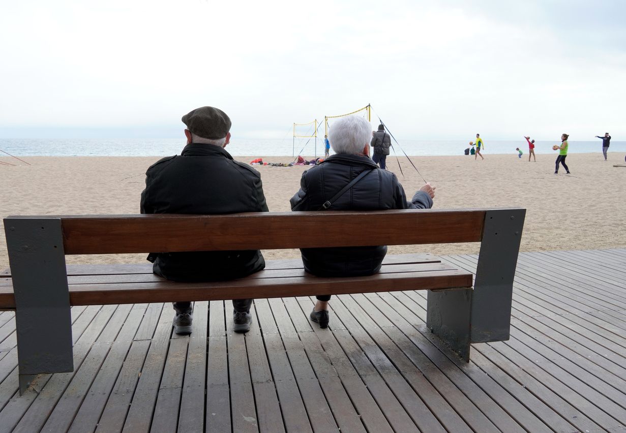 Una parella de jubilats contempla les platges de Barcelona | Juan García | iStock